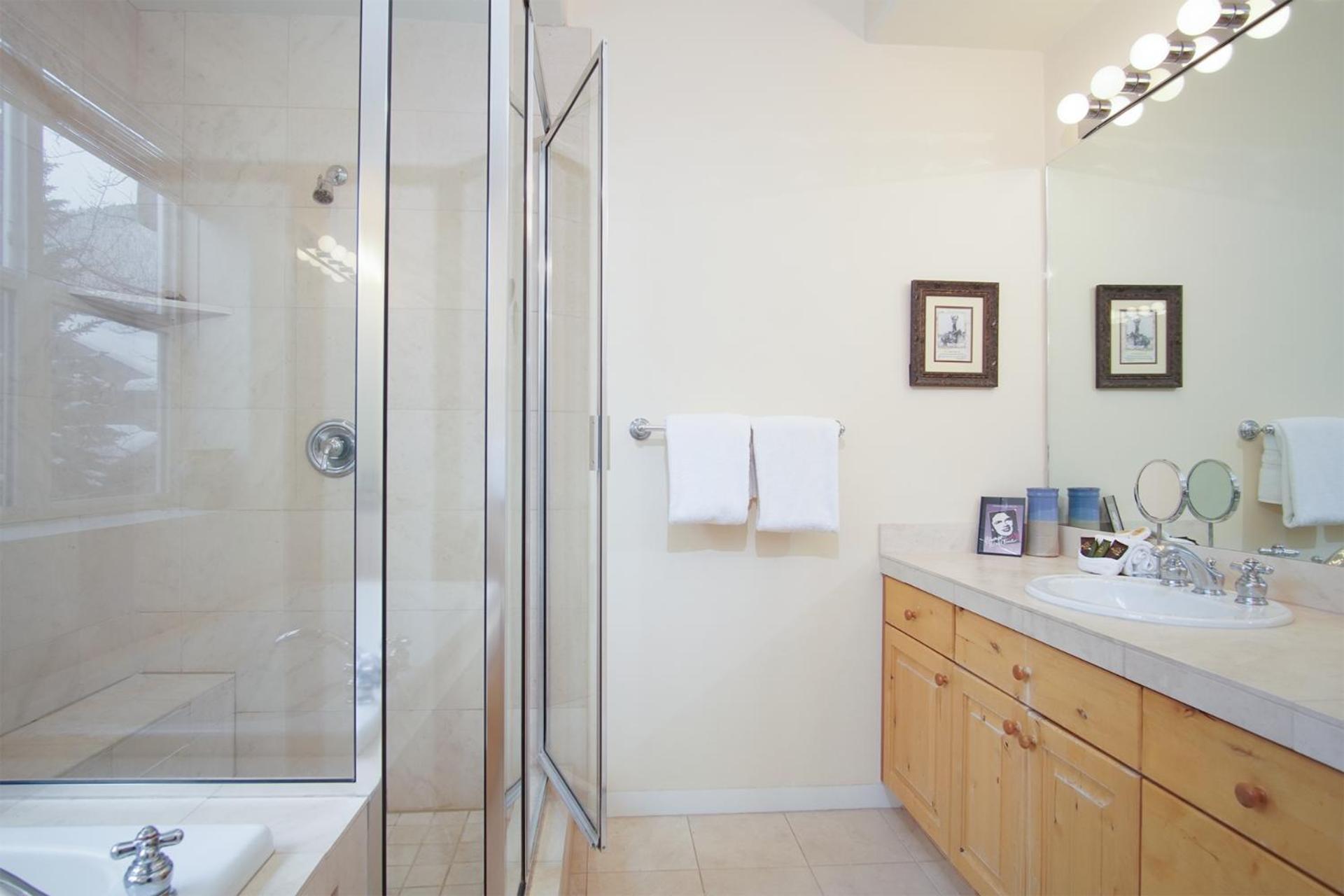 #215A-Great Location on the Bike/Ski path with garage: 10 minute Walk to Town & Lifts