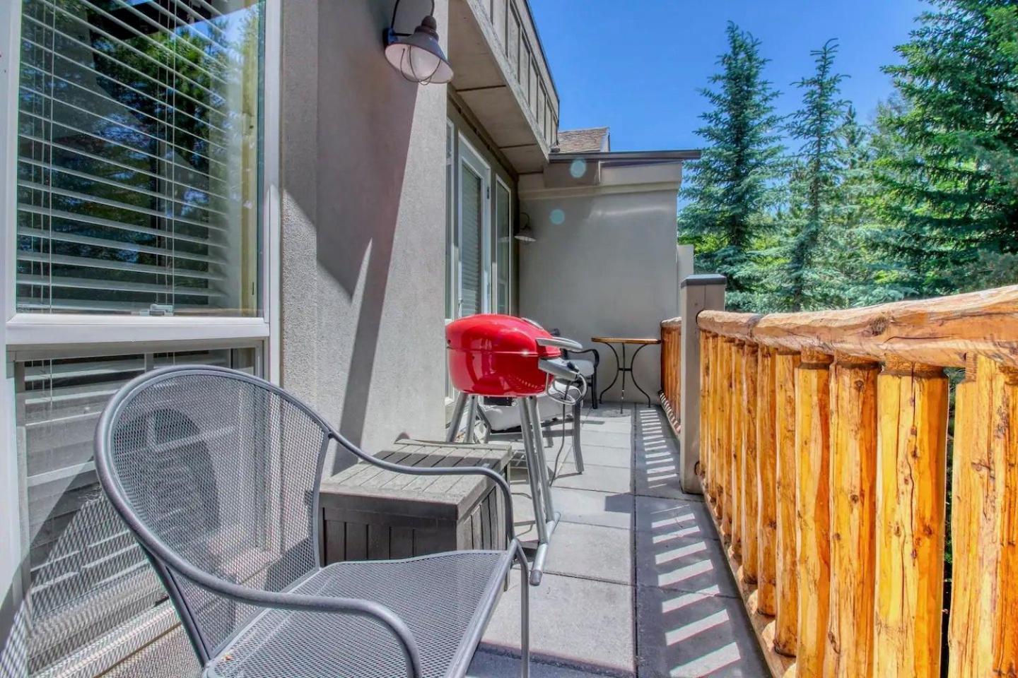 Snow Star Skylight - 3BD 3BA - Hot Tub, Gym, Walk to Ski!