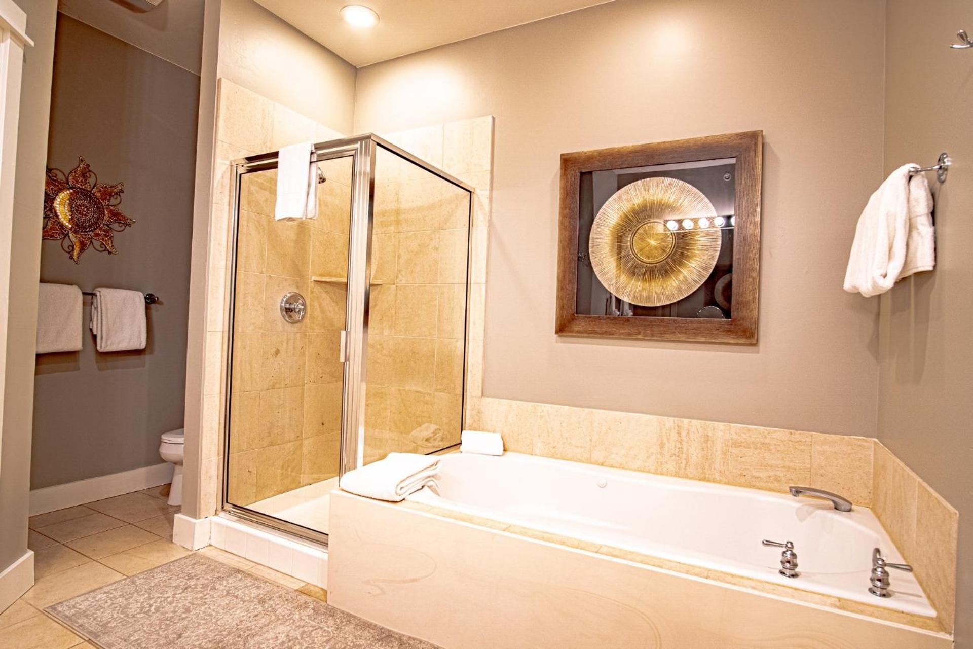Snow Star Skylight - 3BD 3BA - Hot Tub, Gym, Walk to Ski!