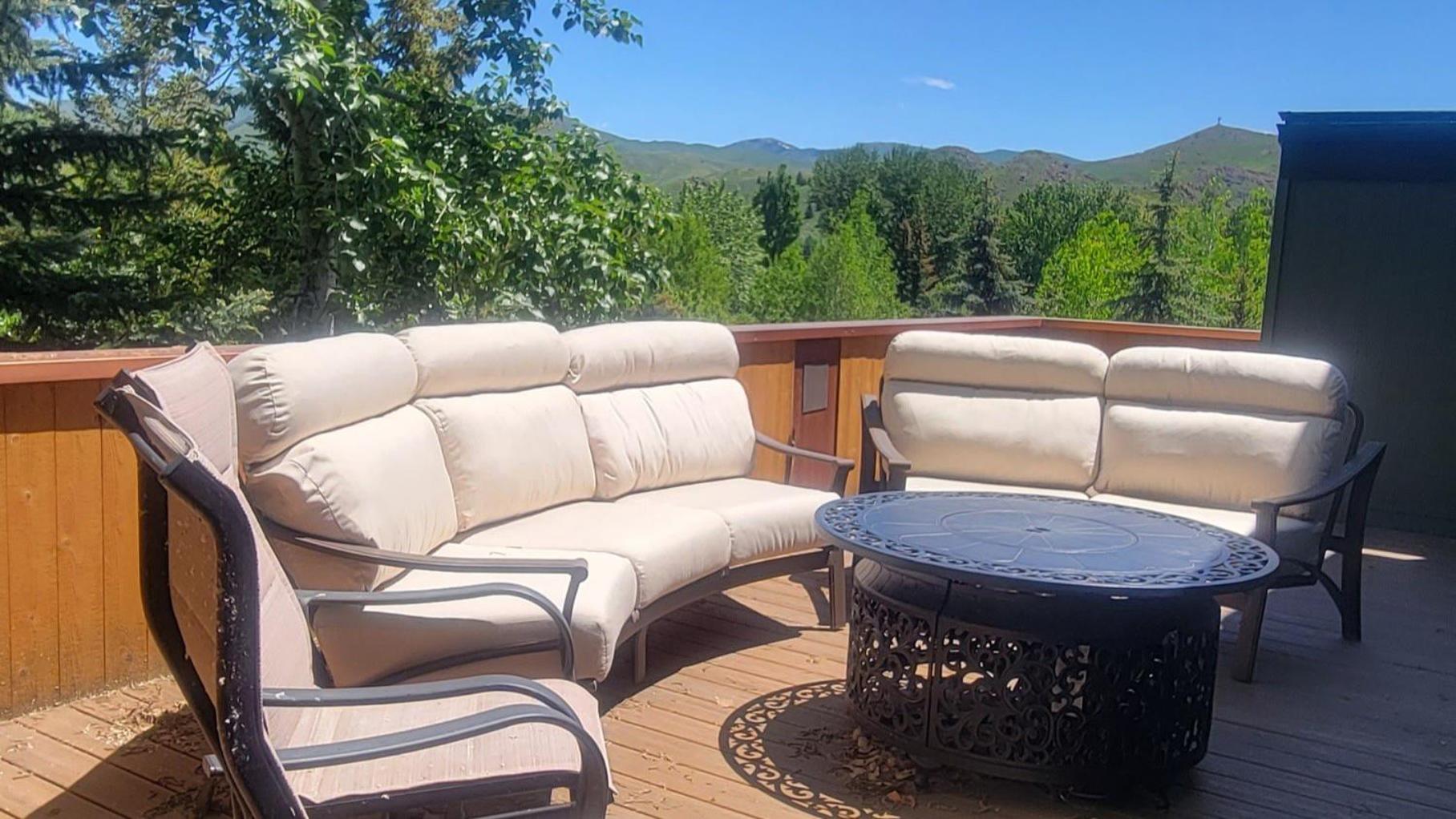 Corrock Style - Luxury Hot Tub Home near Ski Lifts & Downtown Ketchum!