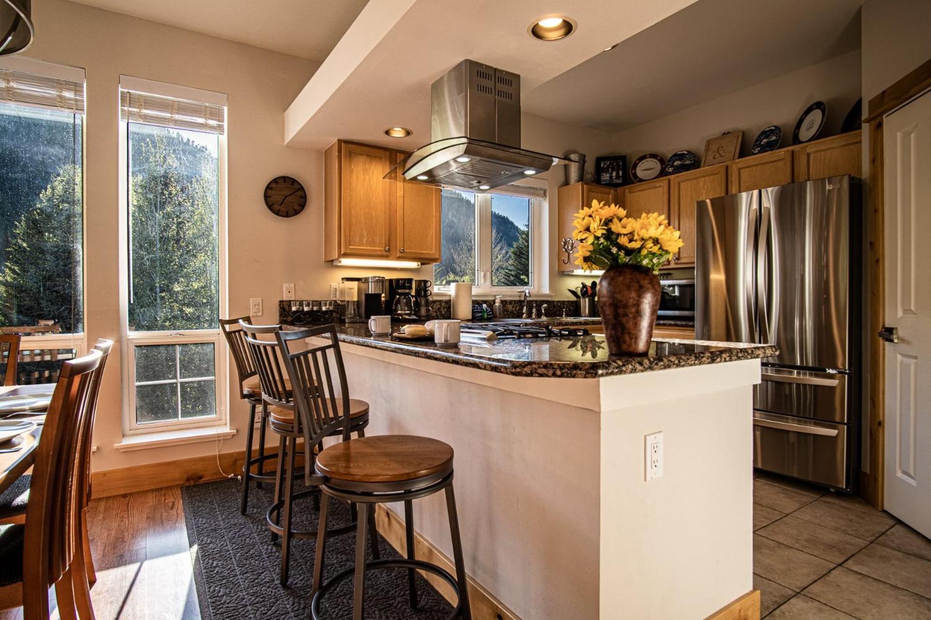 Snow Star Skylight - 3BD 3BA - Hot Tub, Gym, Walk to Ski!