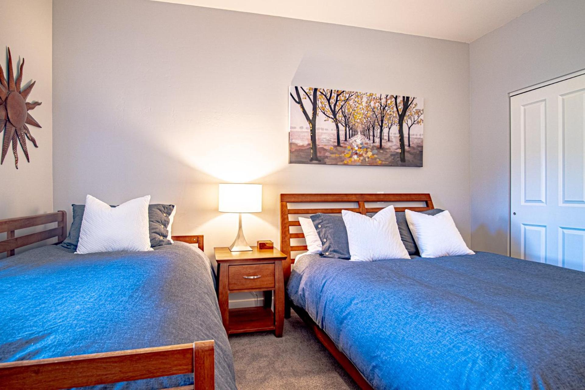Snow Star Skylight - 3BD 3BA - Hot Tub, Gym, Walk to Ski!