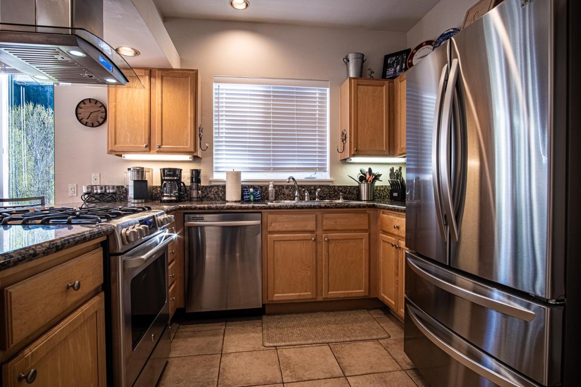 Snow Star Skylight - 3BD 3BA - Hot Tub, Gym, Walk to Ski!