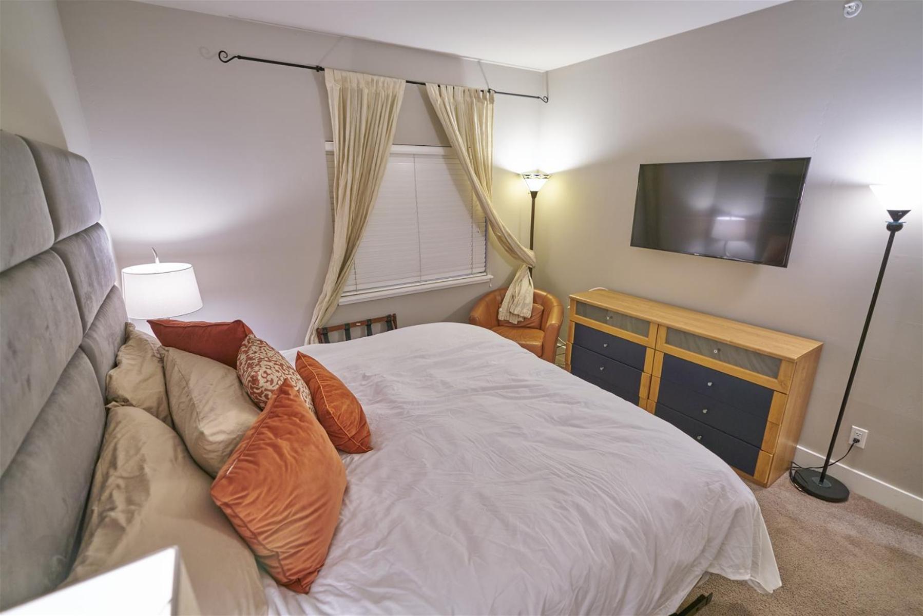 SnowStar Hideaway - Hot Tub, Gym, Walk to Ski Lift