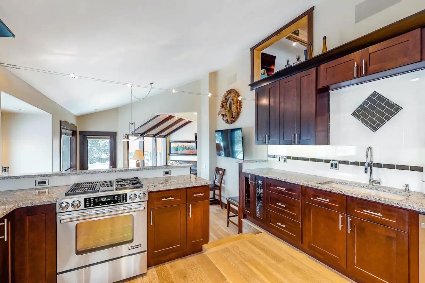 Corrock Style - Luxury Hot Tub Home near Ski Lifts & Downtown Ketchum!