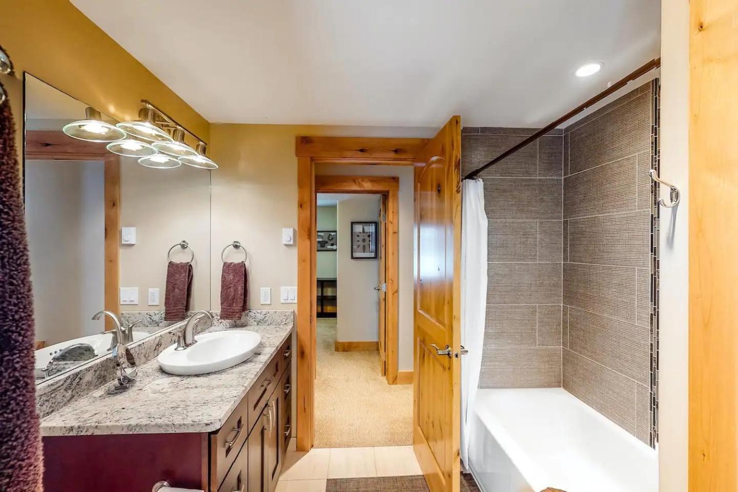 Corrock Style - Luxury Hot Tub Home near Ski Lifts & Downtown Ketchum!