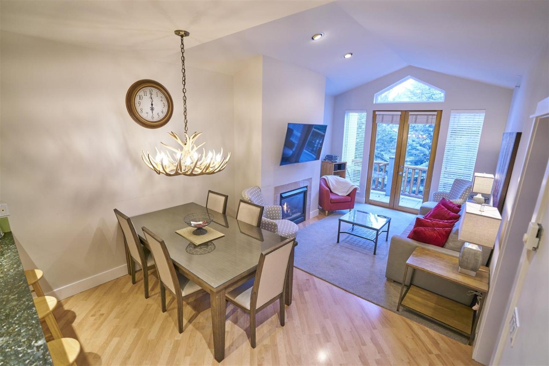 SnowStar Hideaway - Hot Tub, Gym, Walk to Ski Lift
