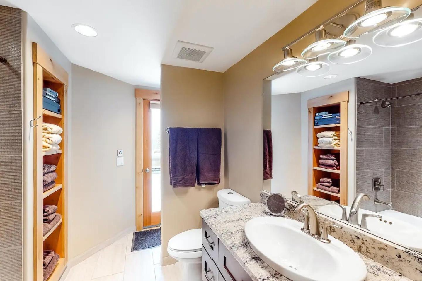 Corrock Style - Luxury Hot Tub Home near Ski Lifts & Downtown Ketchum!