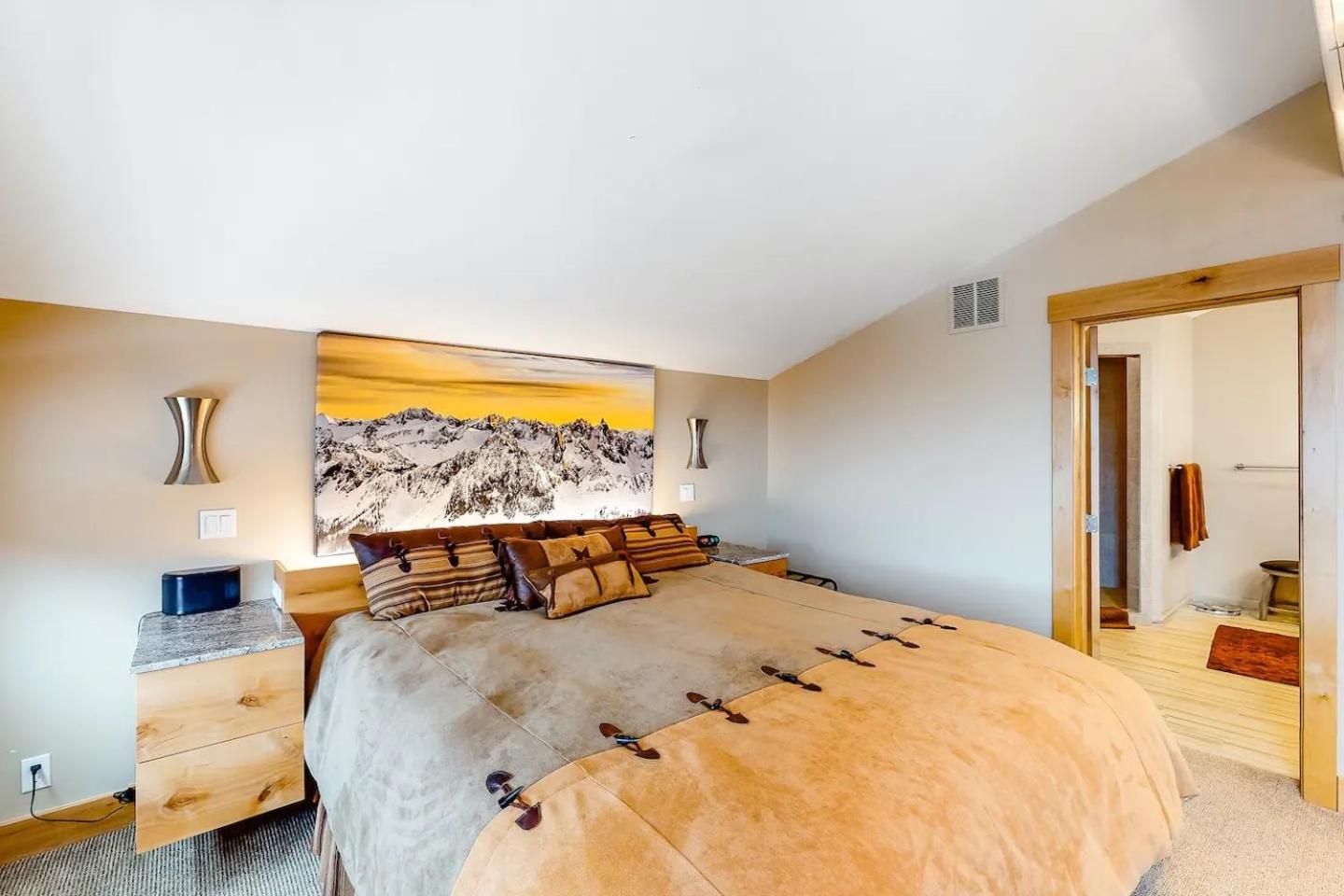 Corrock Style - Luxury Hot Tub Home near Ski Lifts & Downtown Ketchum!