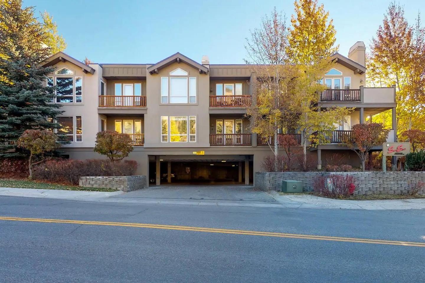 SnowStar Hideaway - Hot Tub, Gym, Walk to Ski Lift