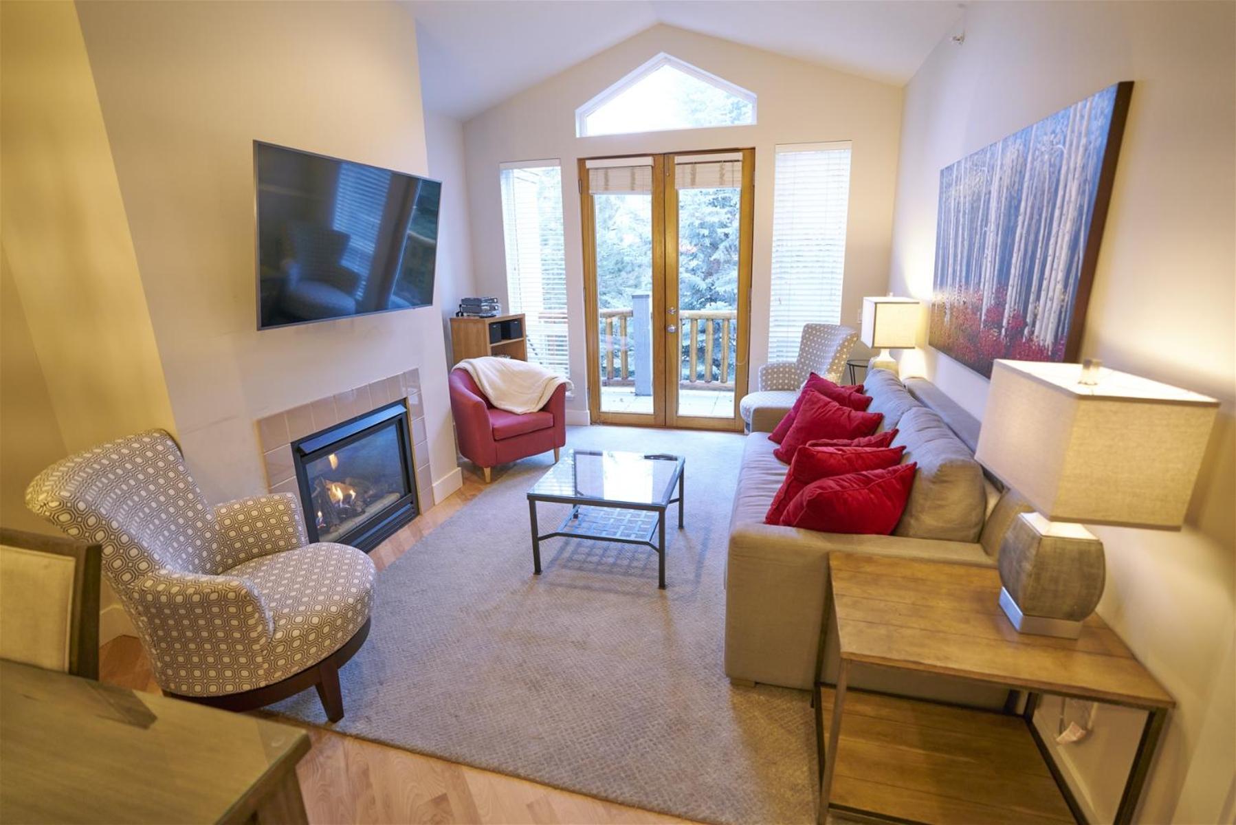 SnowStar Hideaway - Hot Tub, Gym, Walk to Ski Lift