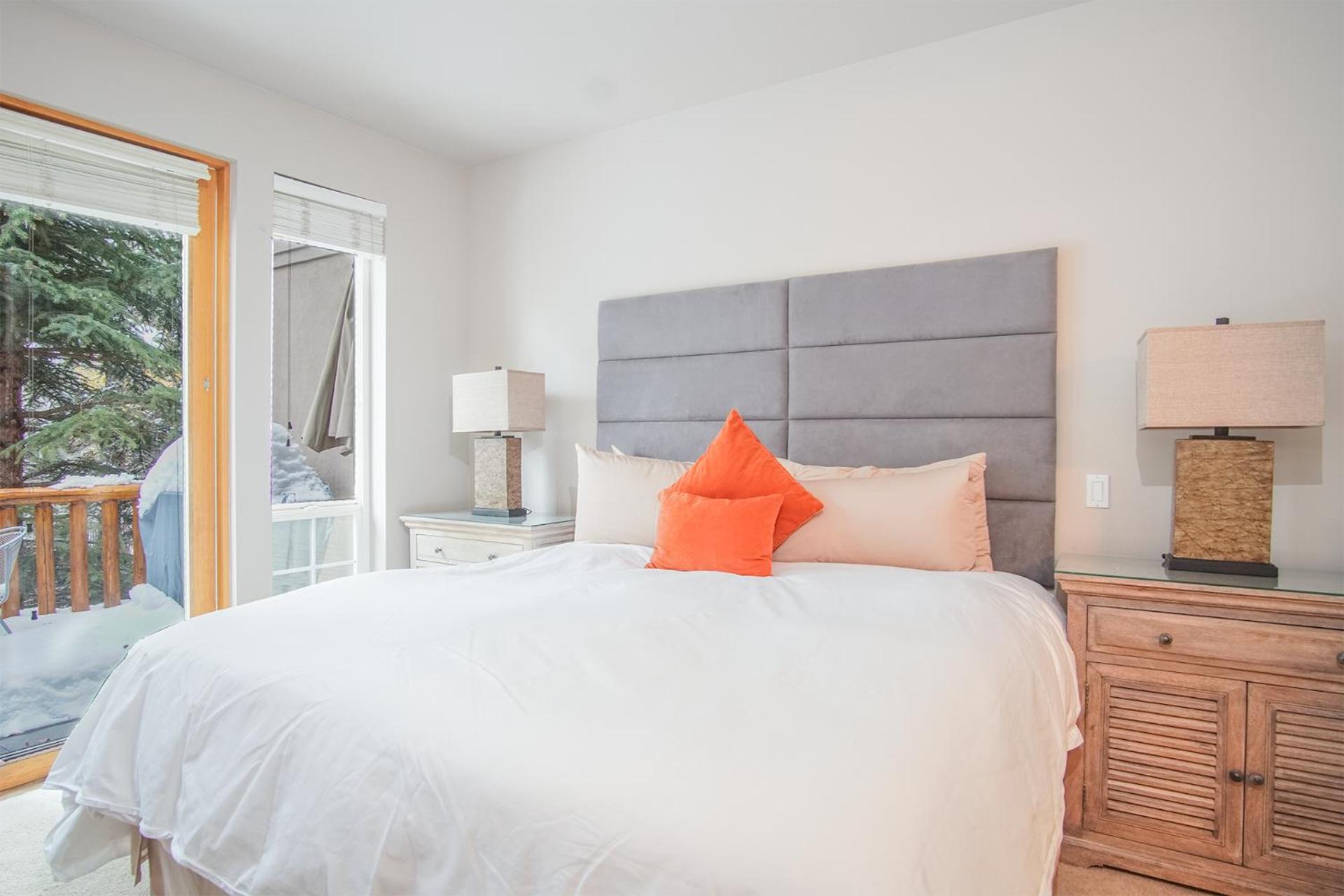 SnowStar Hideaway - Hot Tub, Gym, Walk to Ski Lift