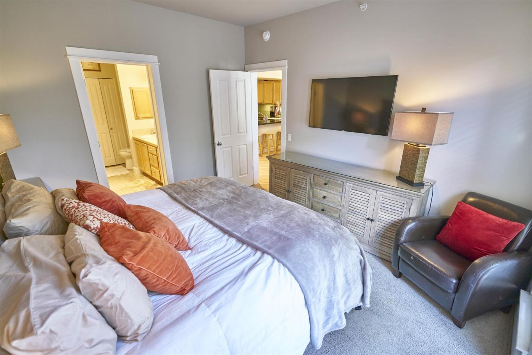 SnowStar Hideaway - Hot Tub, Gym, Walk to Ski Lift