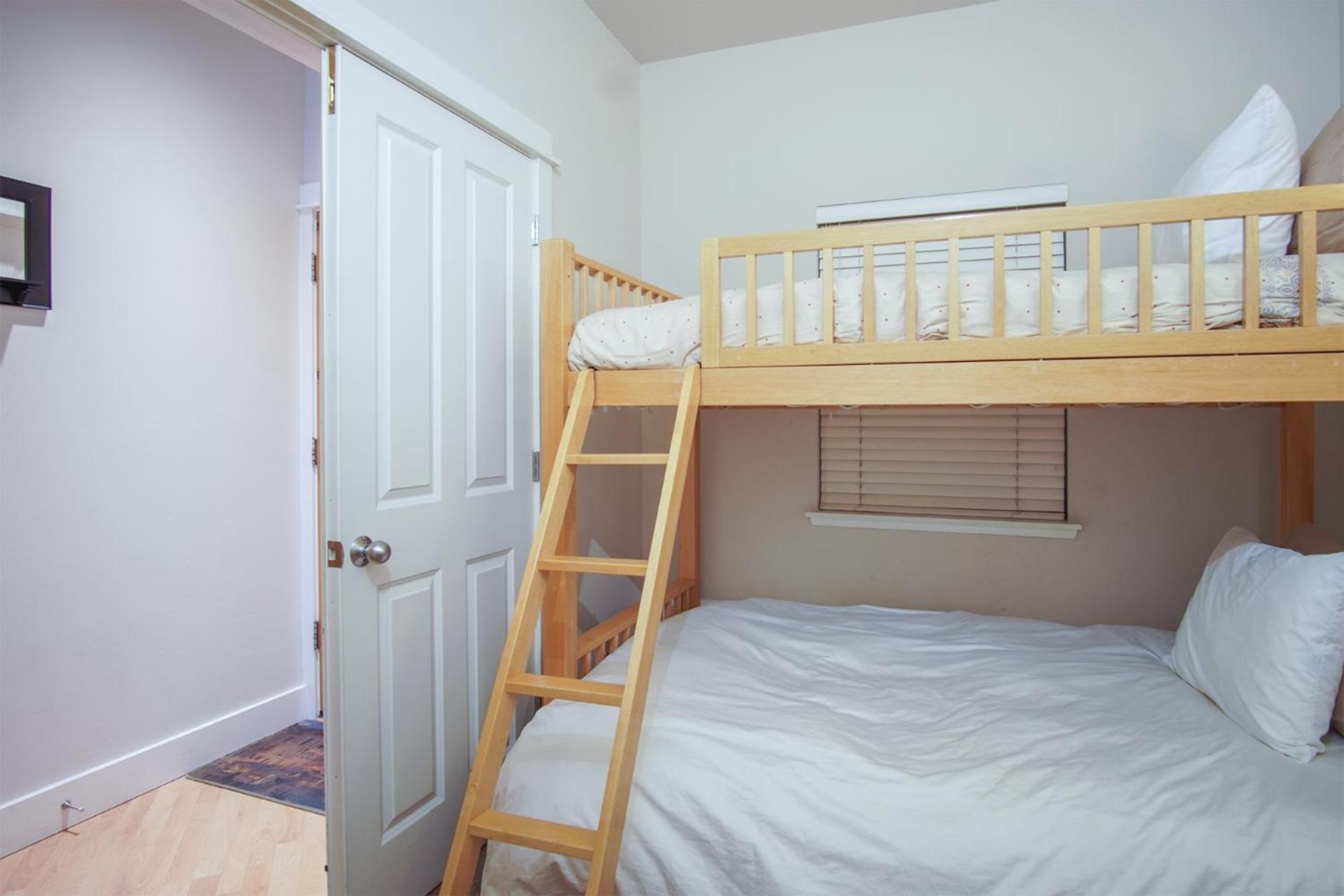 SnowStar Hideaway - Hot Tub, Gym, Walk to Ski Lift