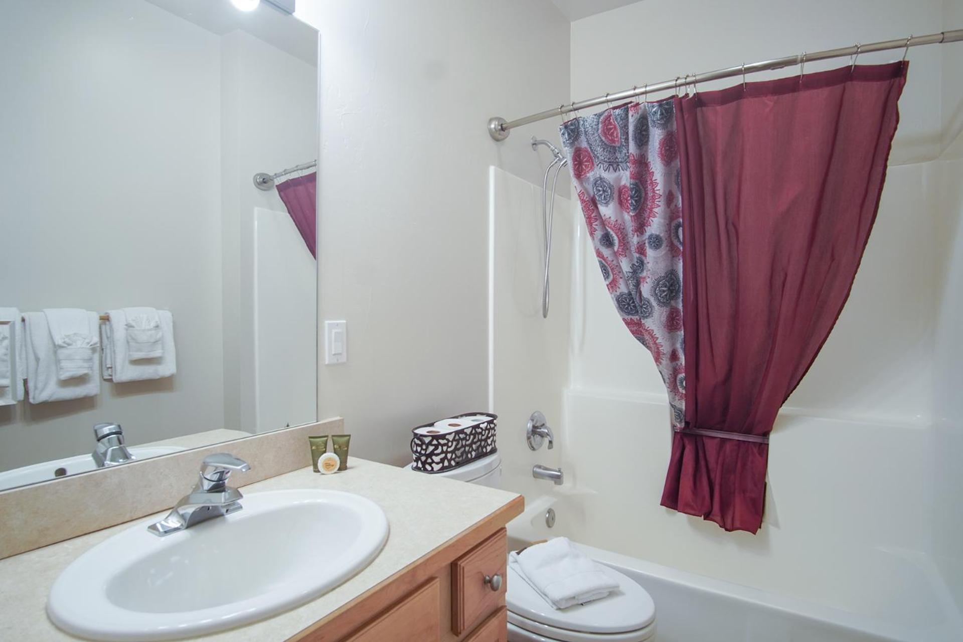 SnowStar Hideaway - Hot Tub, Gym, Walk to Ski Lift