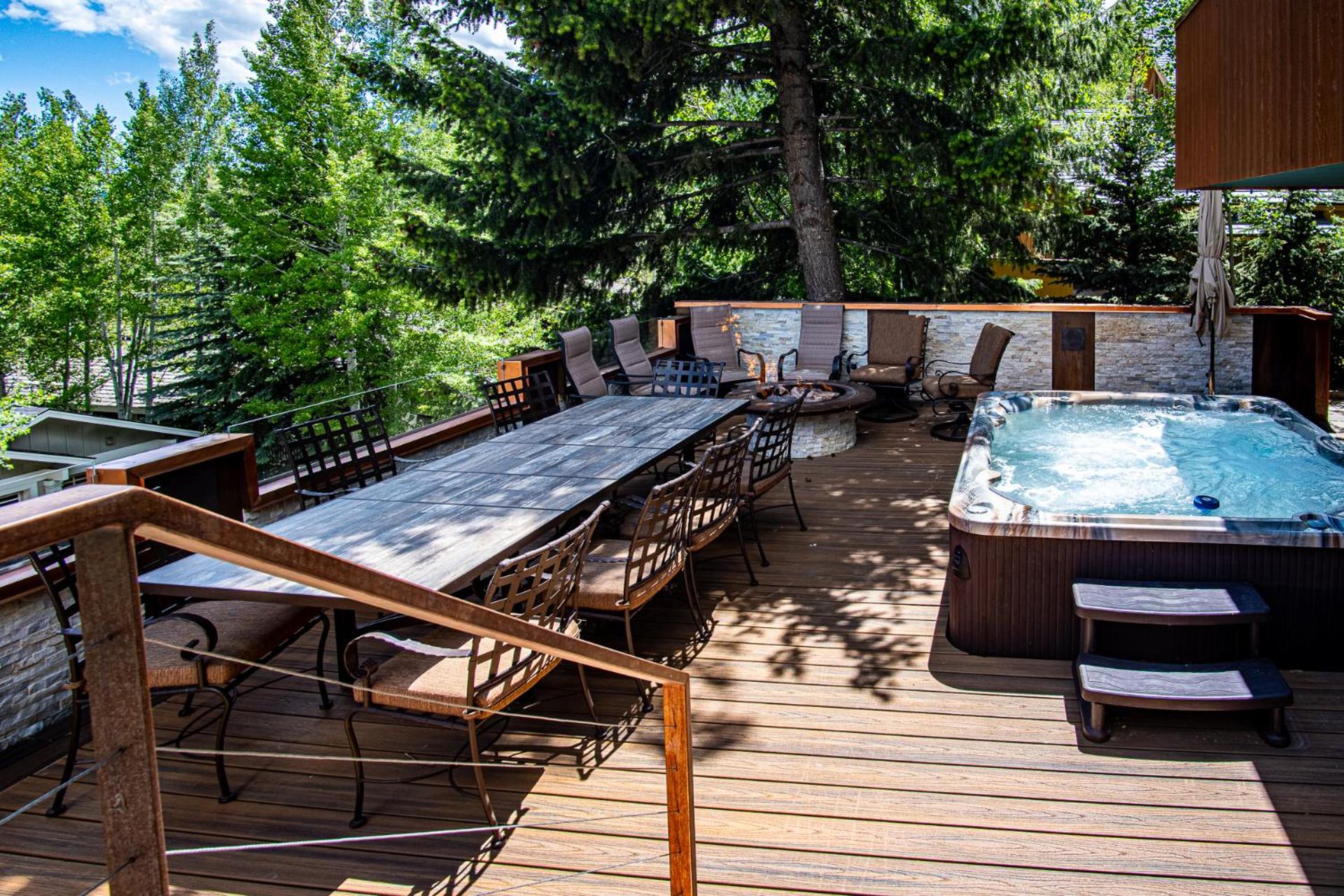 Corrock Style - Luxury Hot Tub Home near Ski Lifts & Downtown Ketchum!