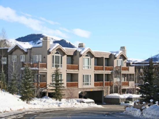 SnowStar Hideaway - Hot Tub, Gym, Walk to Ski Lift
