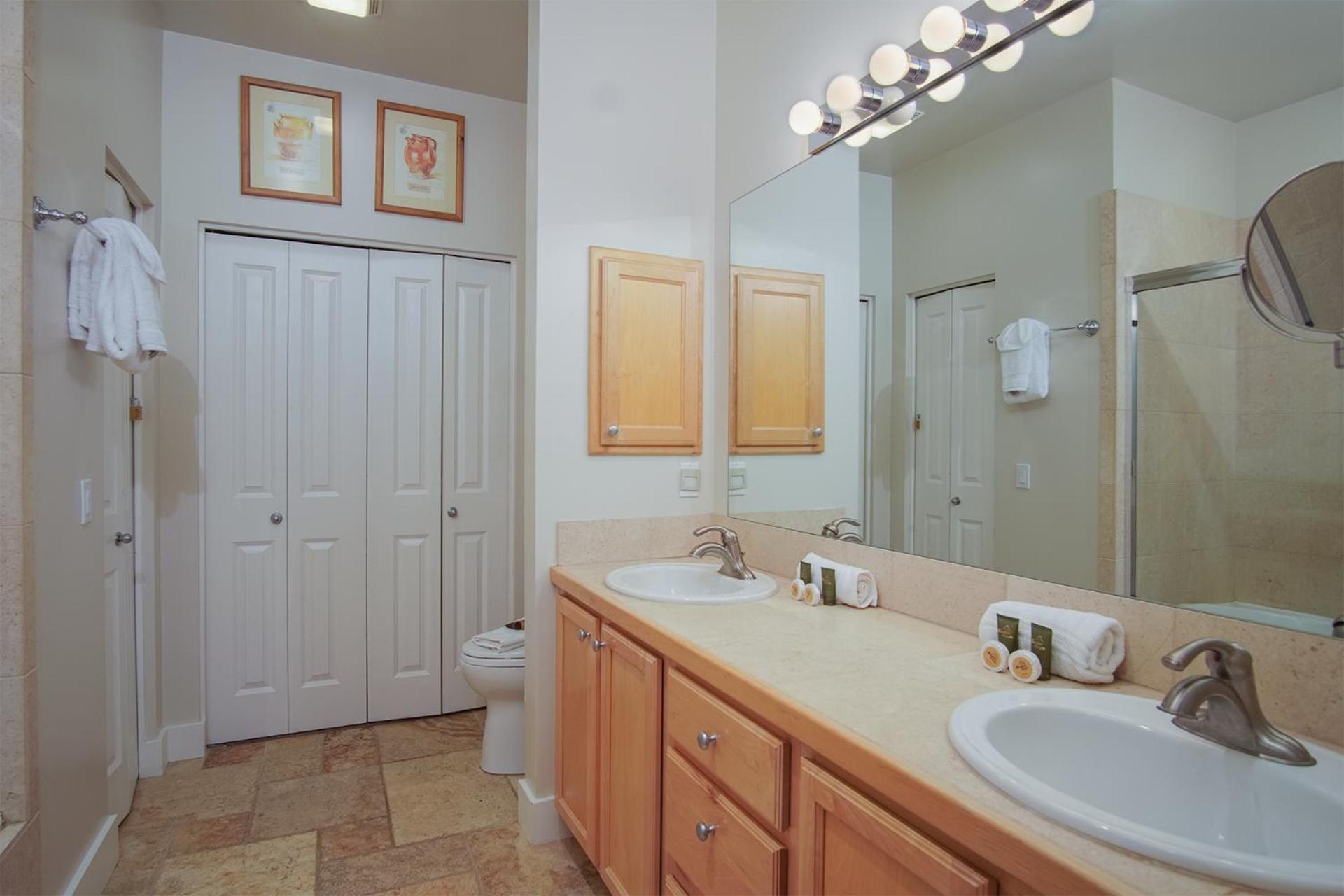 SnowStar Hideaway - Hot Tub, Gym, Walk to Ski Lift