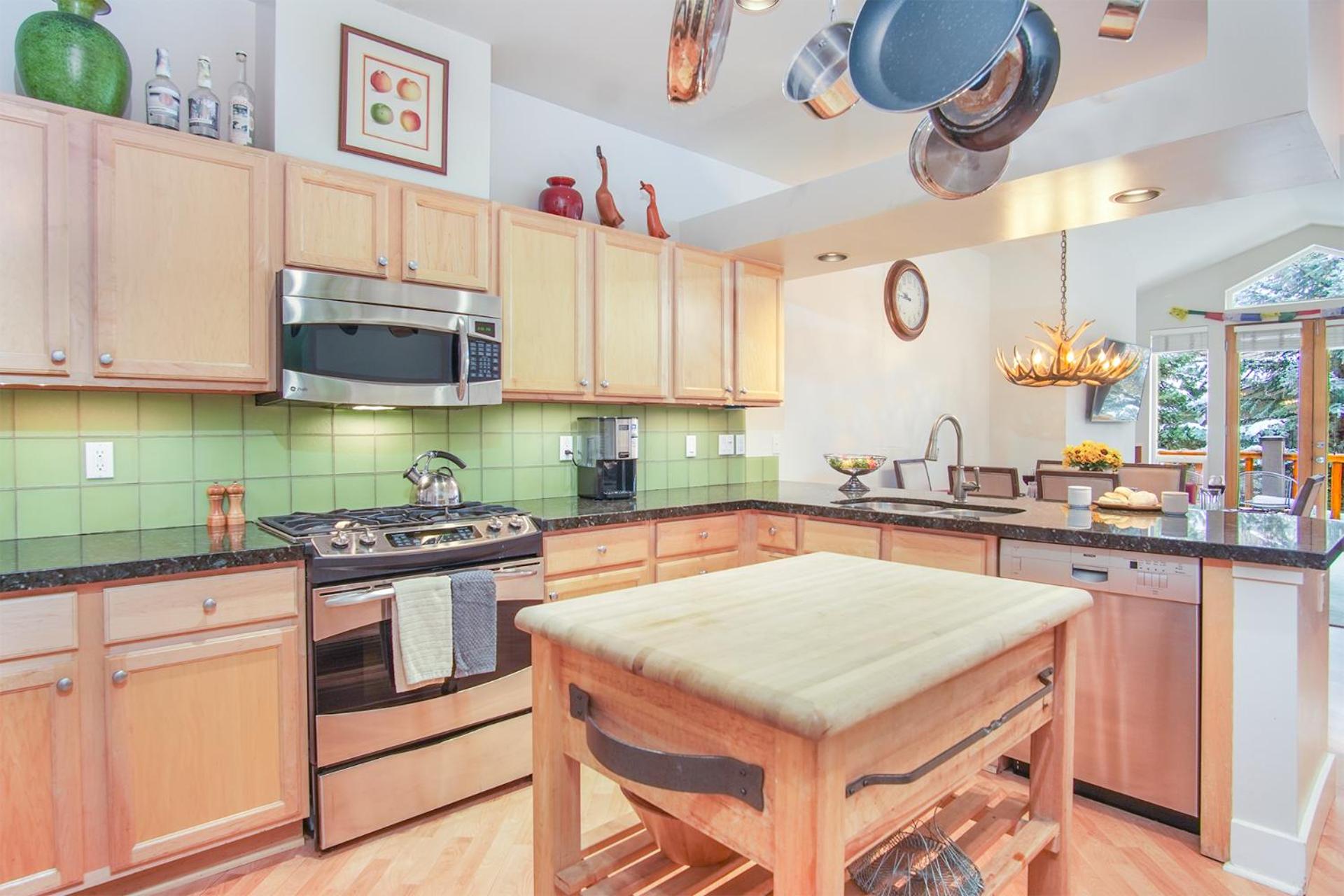 SnowStar Hideaway - Hot Tub, Gym, Walk to Ski Lift