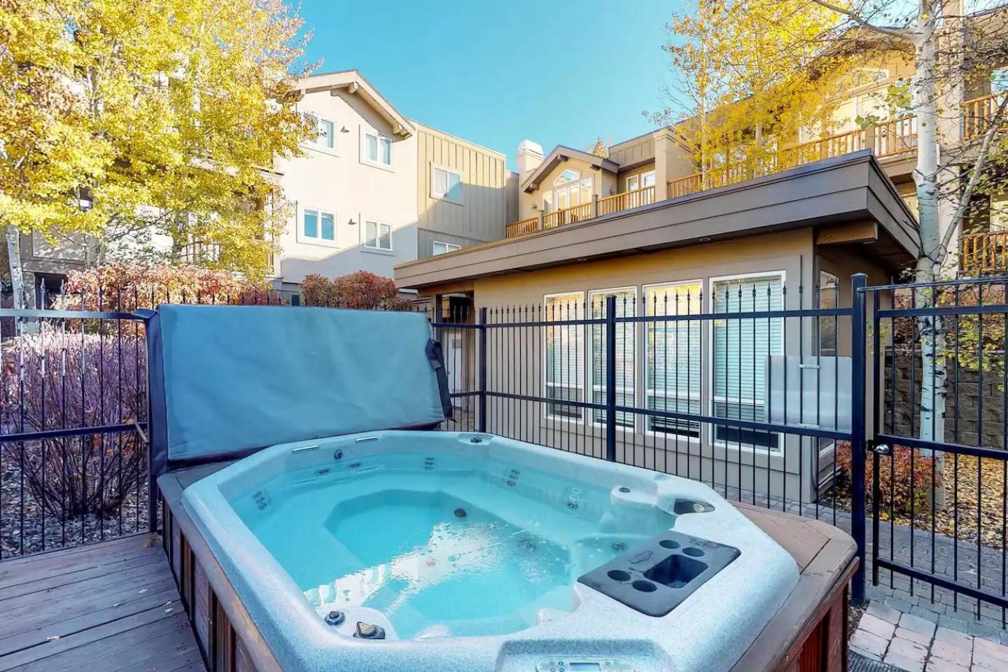 SnowStar Hideaway - Hot Tub, Gym, Walk to Ski Lift
