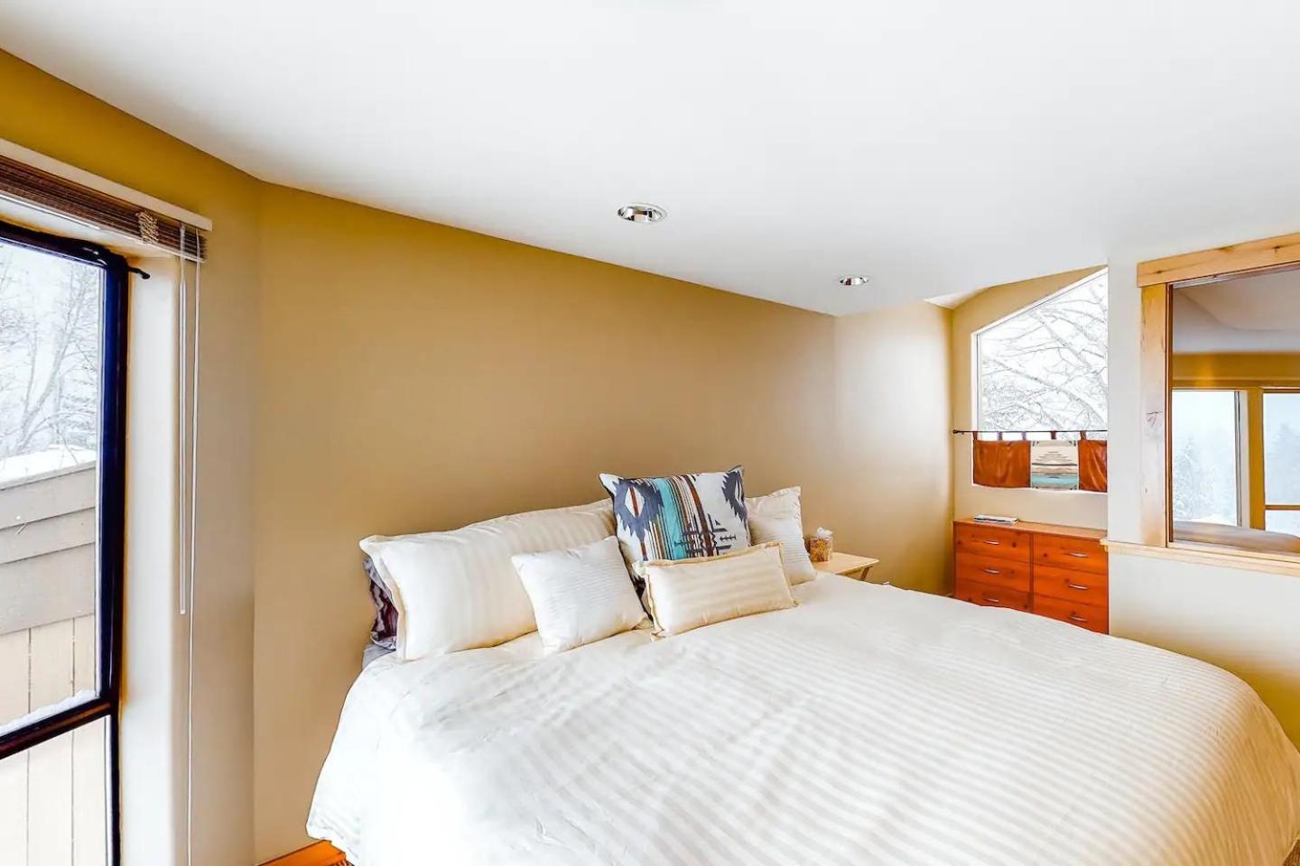 Corrock Style - Luxury Hot Tub Home near Ski Lifts & Downtown Ketchum!
