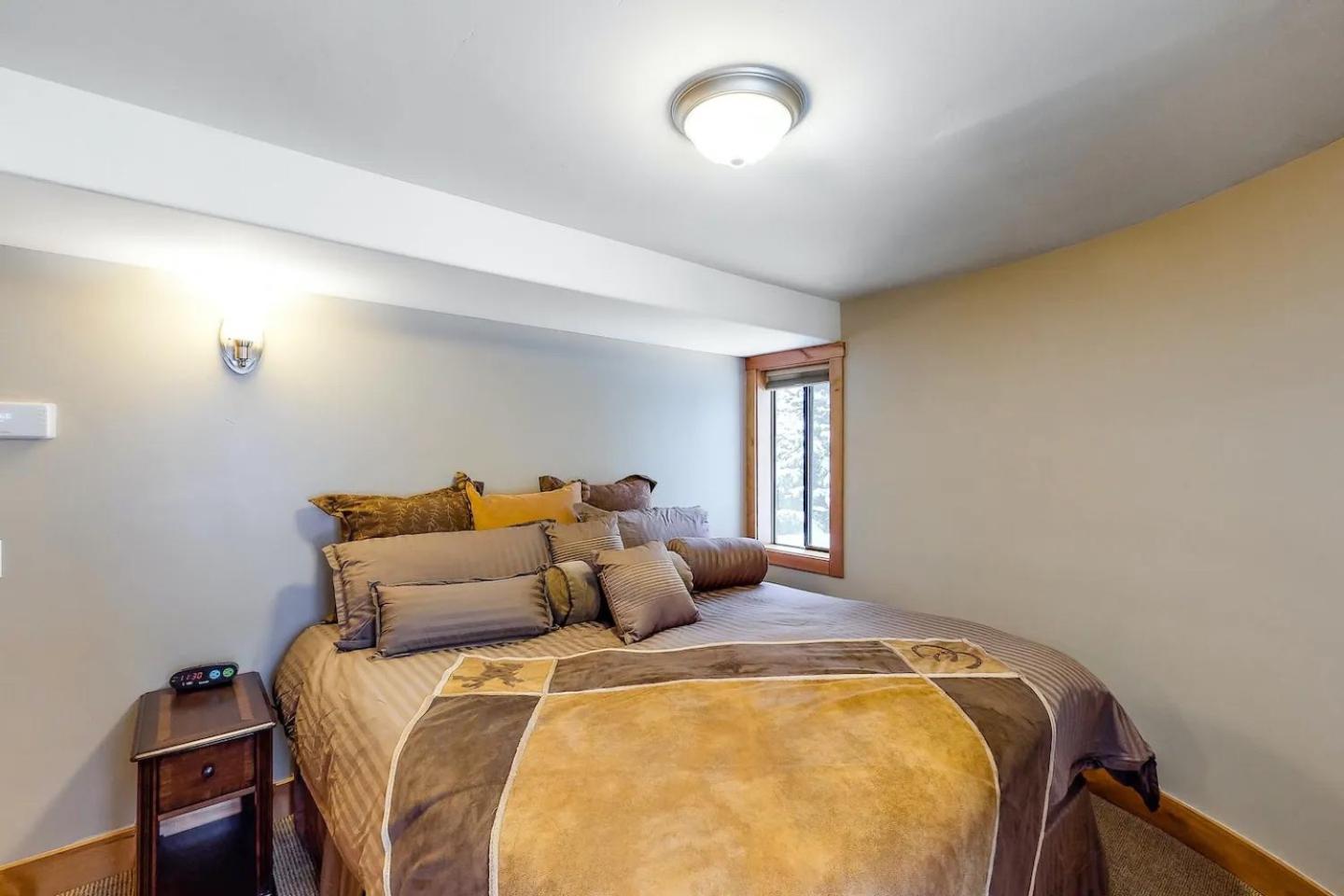 Corrock Style - Luxury Hot Tub Home near Ski Lifts & Downtown Ketchum!