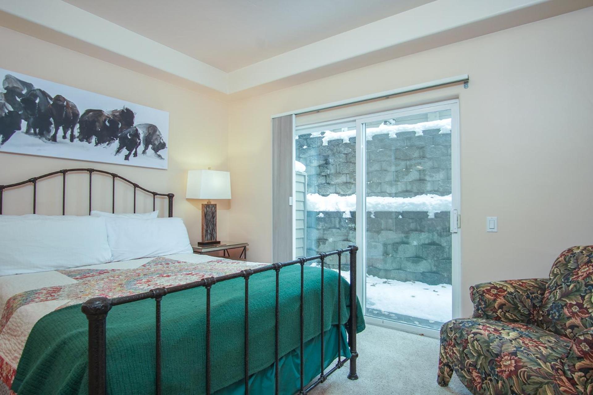 #215A-Great Location on the Bike/Ski path with garage: 10 minute Walk to Town & Lifts