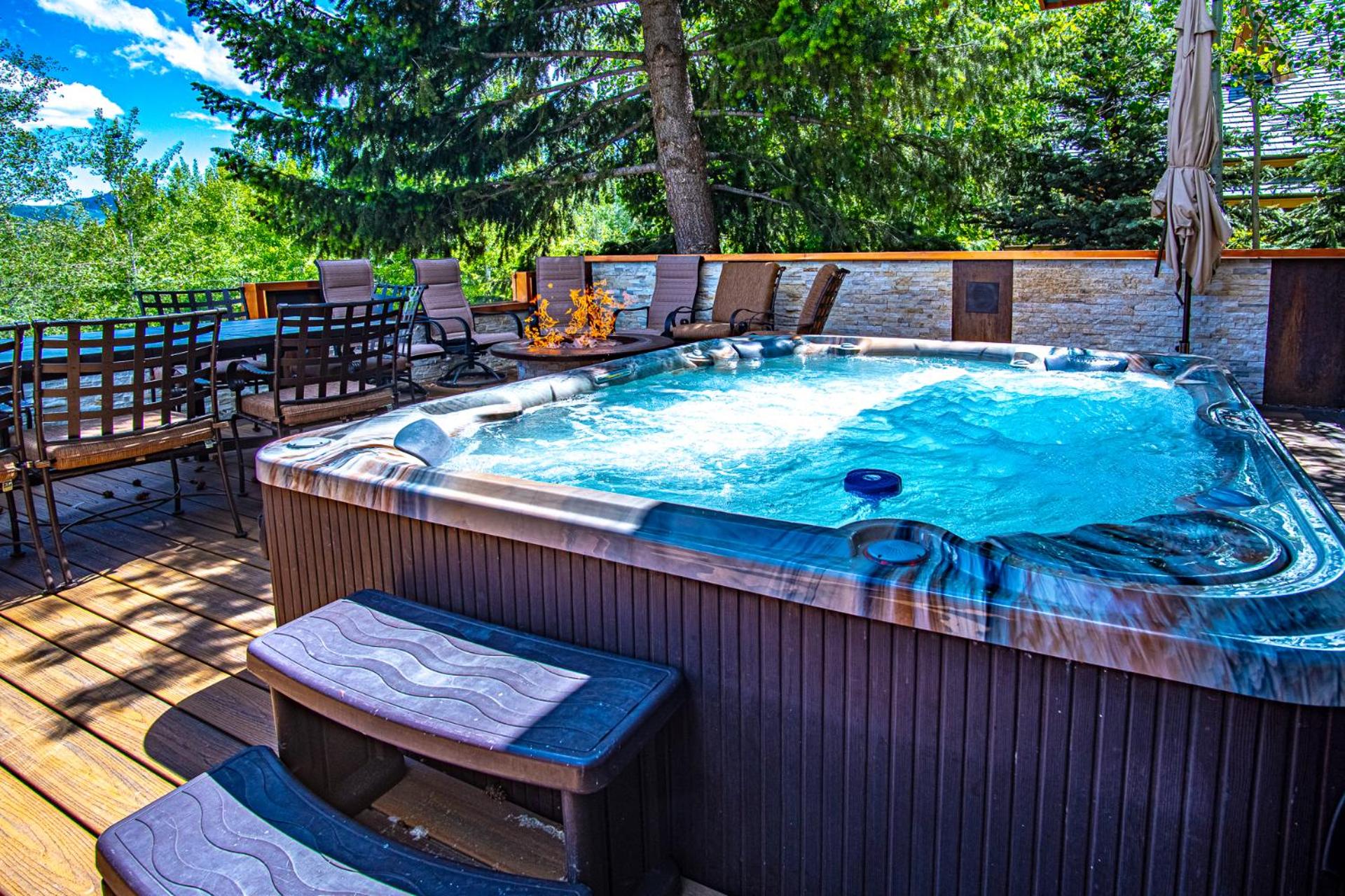 Corrock Style - Luxury Hot Tub Home near Ski Lifts & Downtown Ketchum!