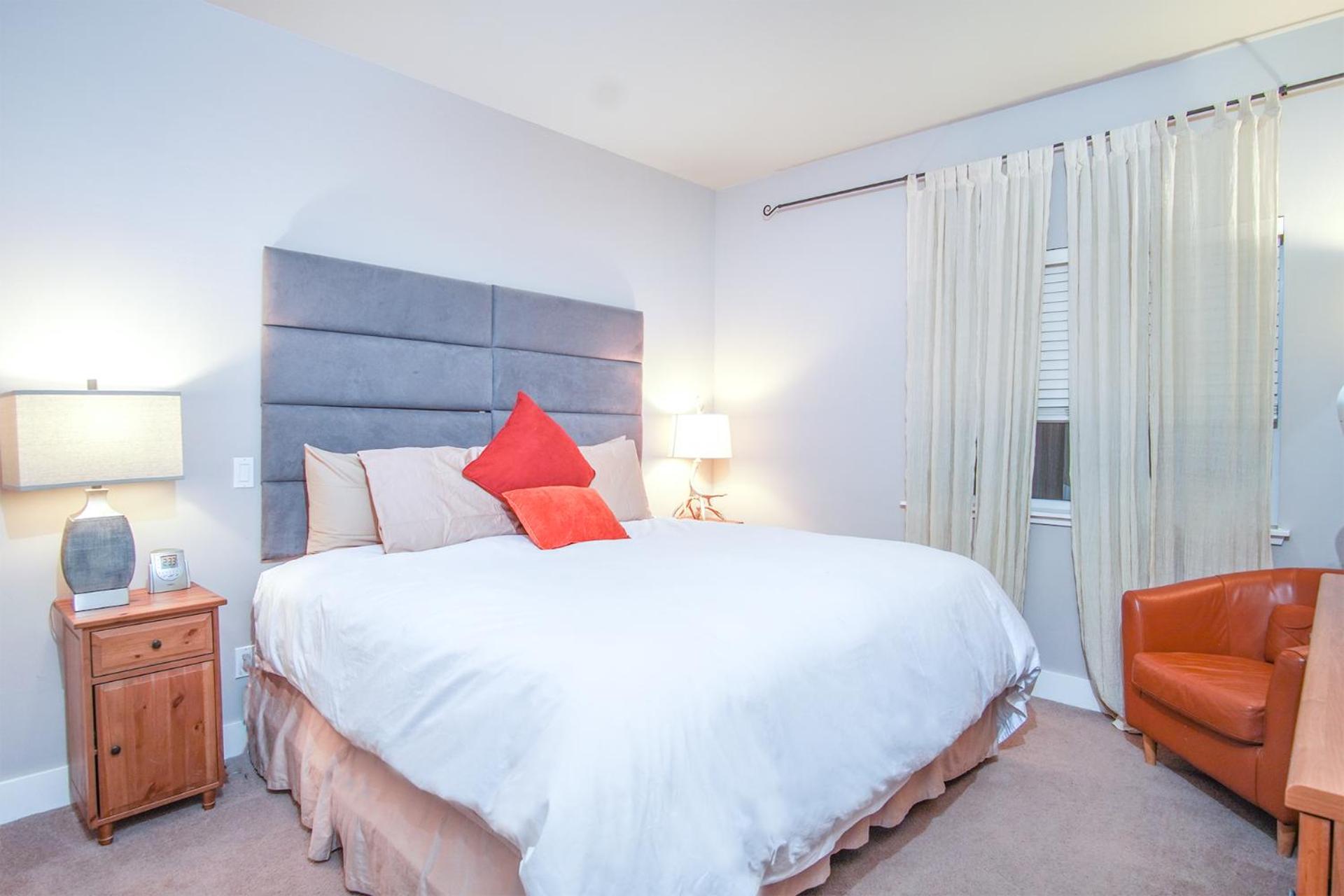 SnowStar Hideaway - Hot Tub, Gym, Walk to Ski Lift