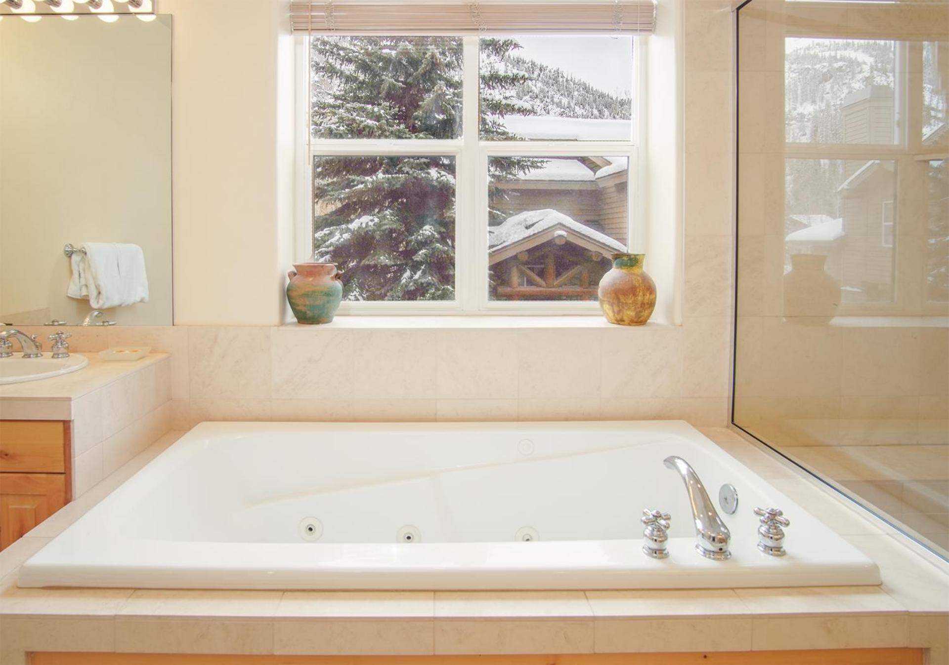 #215A-Great Location on the Bike/Ski path with garage: 10 minute Walk to Town & Lifts
