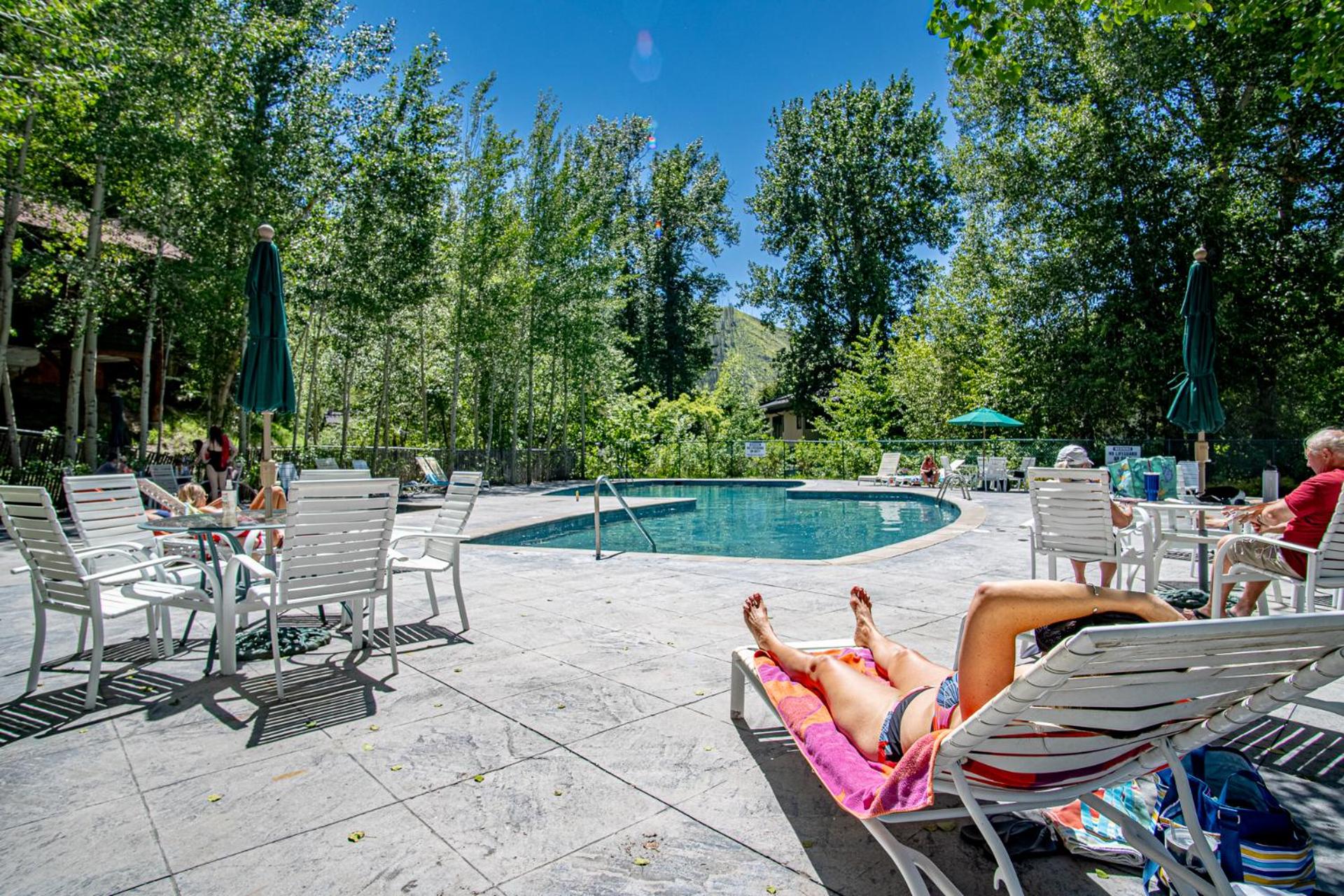 Warm Springs Condo - pool, hot tub, walk to ski lifts!