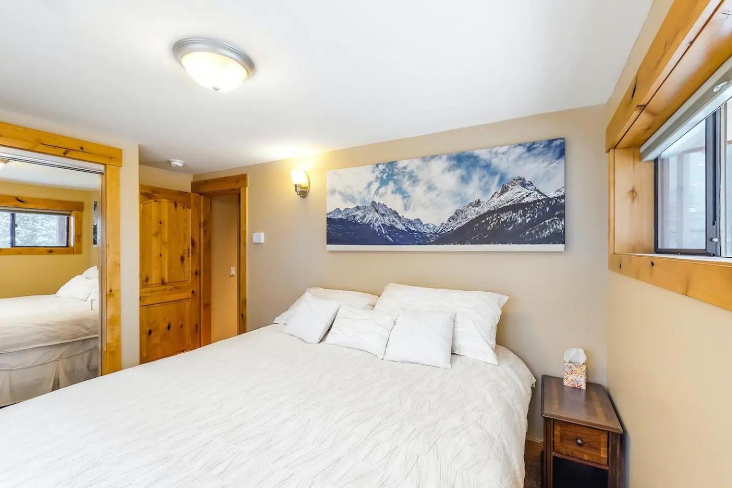Corrock Style - Luxury Hot Tub Home near Ski Lifts & Downtown Ketchum!