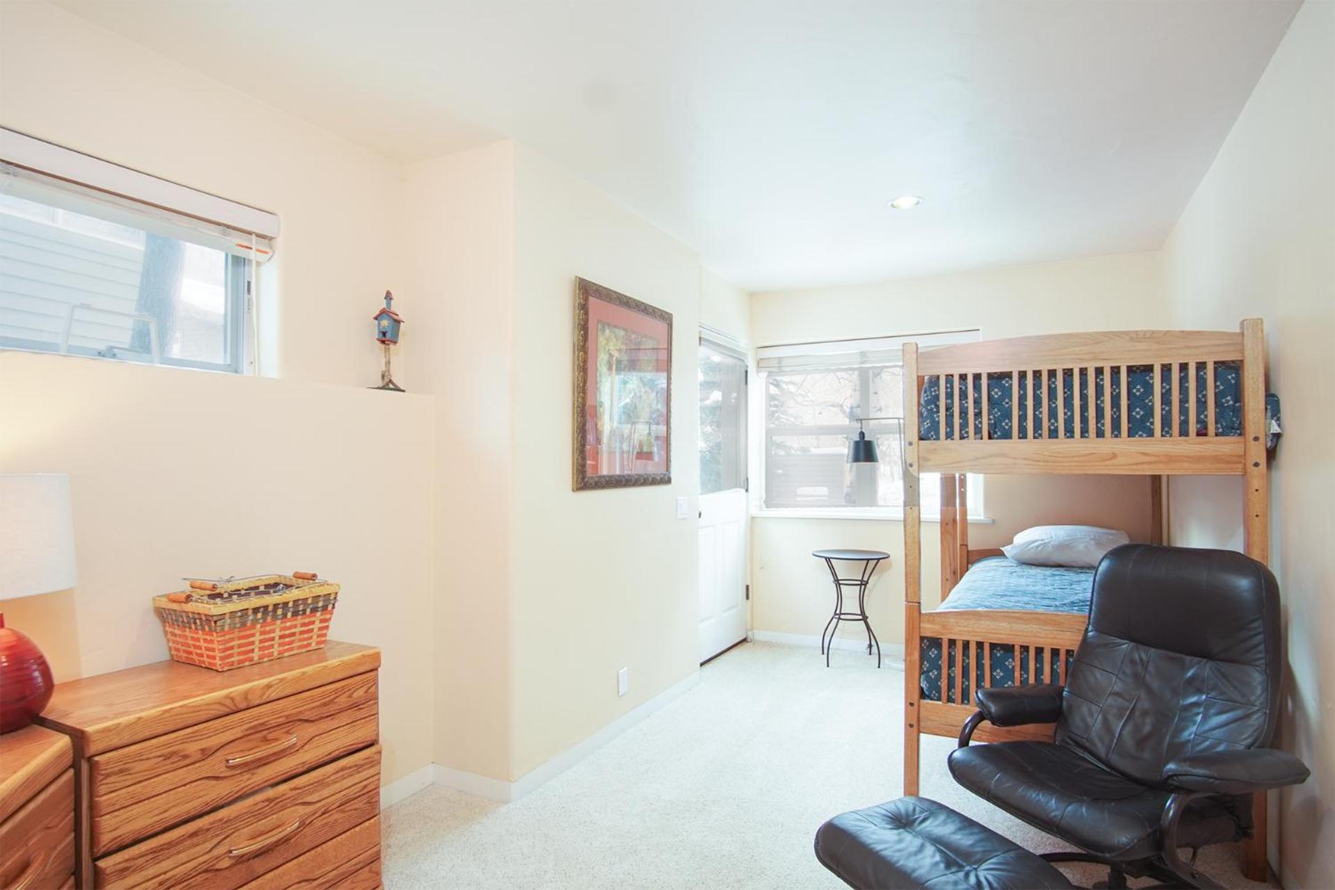 #215A-Great Location on the Bike/Ski path with garage: 10 minute Walk to Town & Lifts