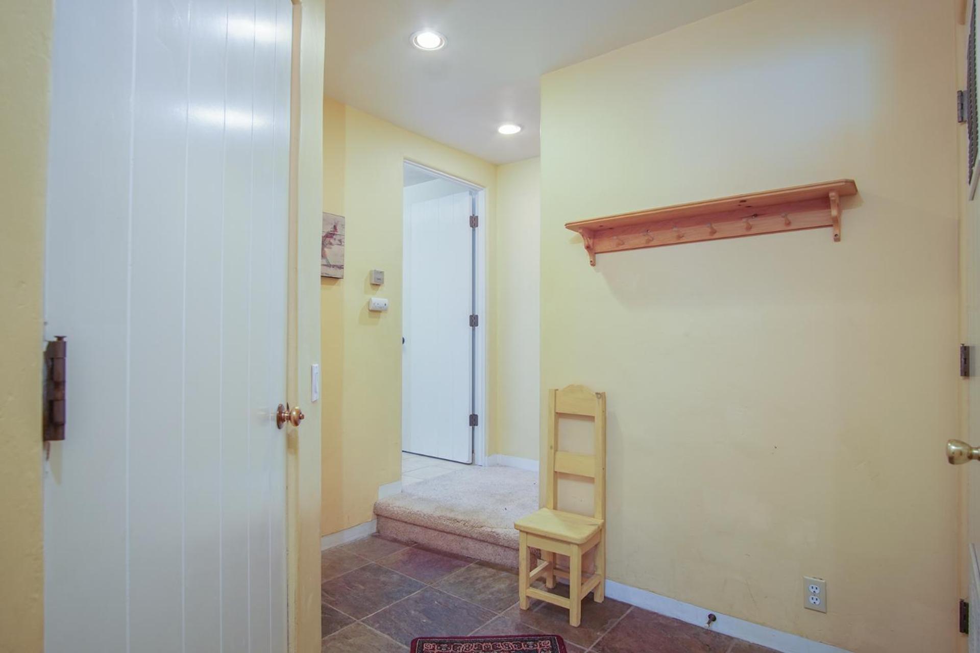 #215A-Great Location on the Bike/Ski path with garage: 10 minute Walk to Town & Lifts