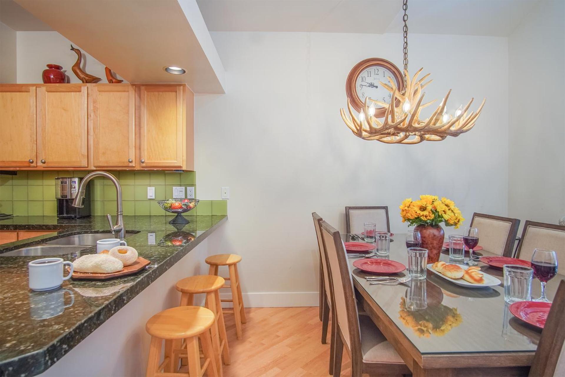 SnowStar Hideaway - Hot Tub, Gym, Walk to Ski Lift