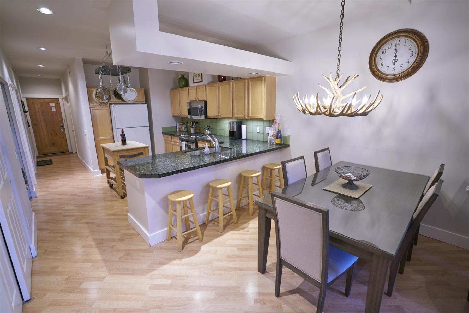 SnowStar Hideaway - Hot Tub, Gym, Walk to Ski Lift