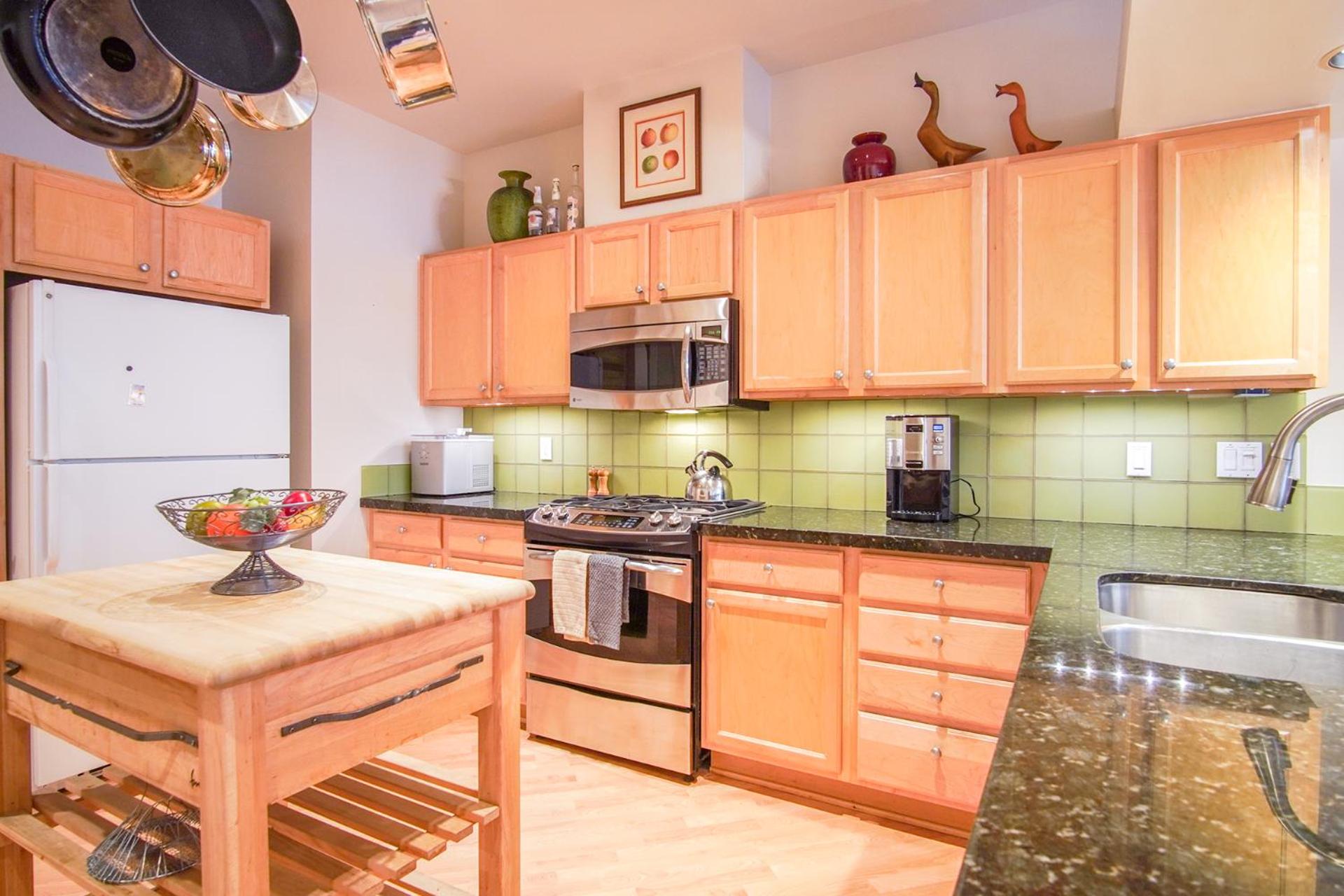 SnowStar Hideaway - Hot Tub, Gym, Walk to Ski Lift