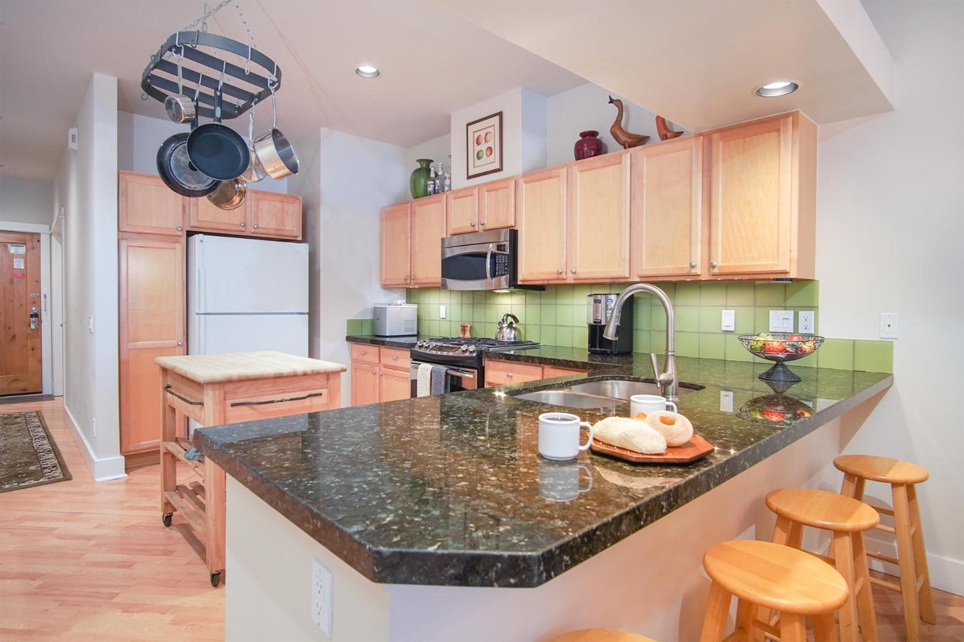 SnowStar Hideaway - Hot Tub, Gym, Walk to Ski Lift