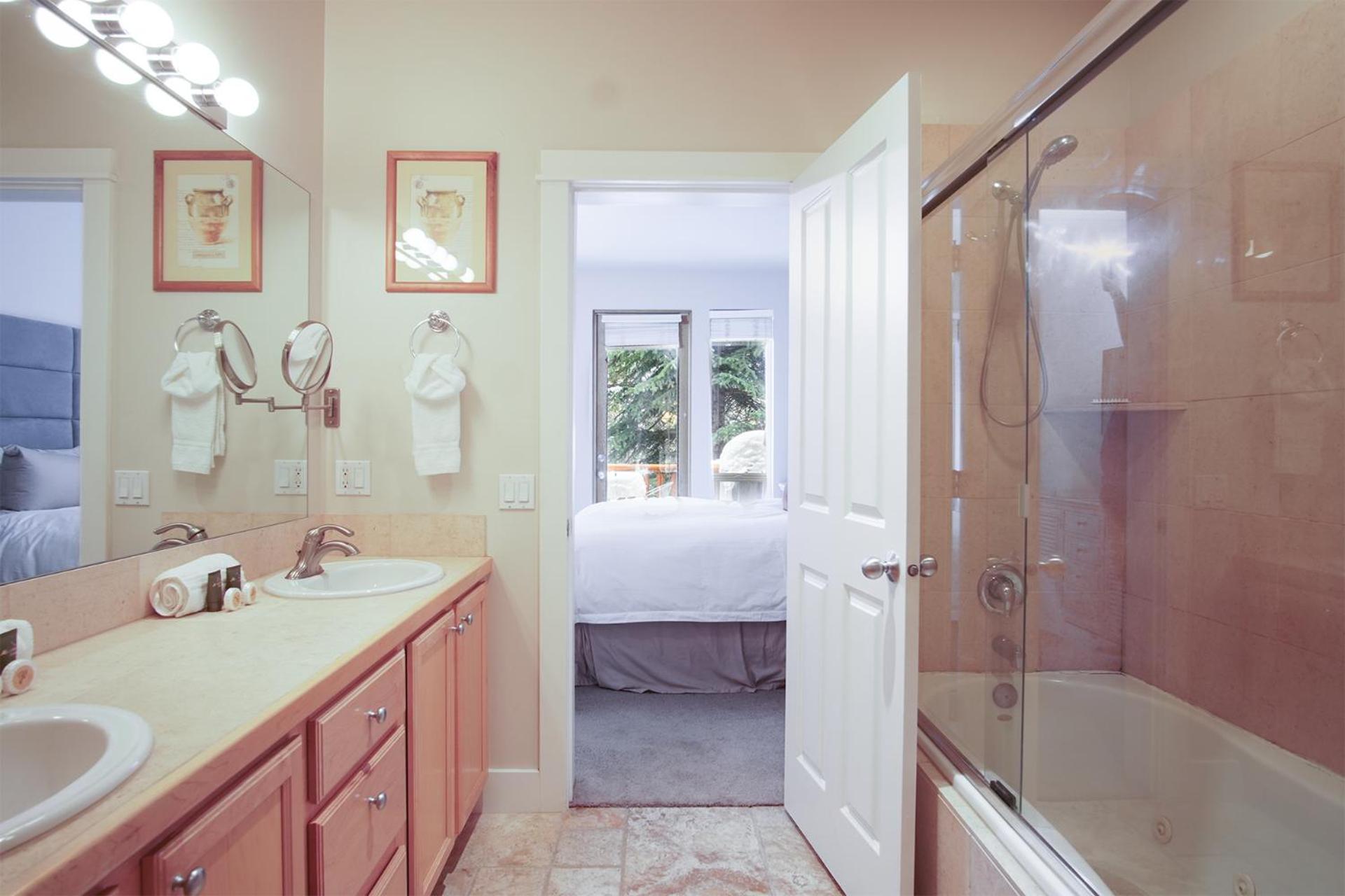 SnowStar Hideaway - Hot Tub, Gym, Walk to Ski Lift