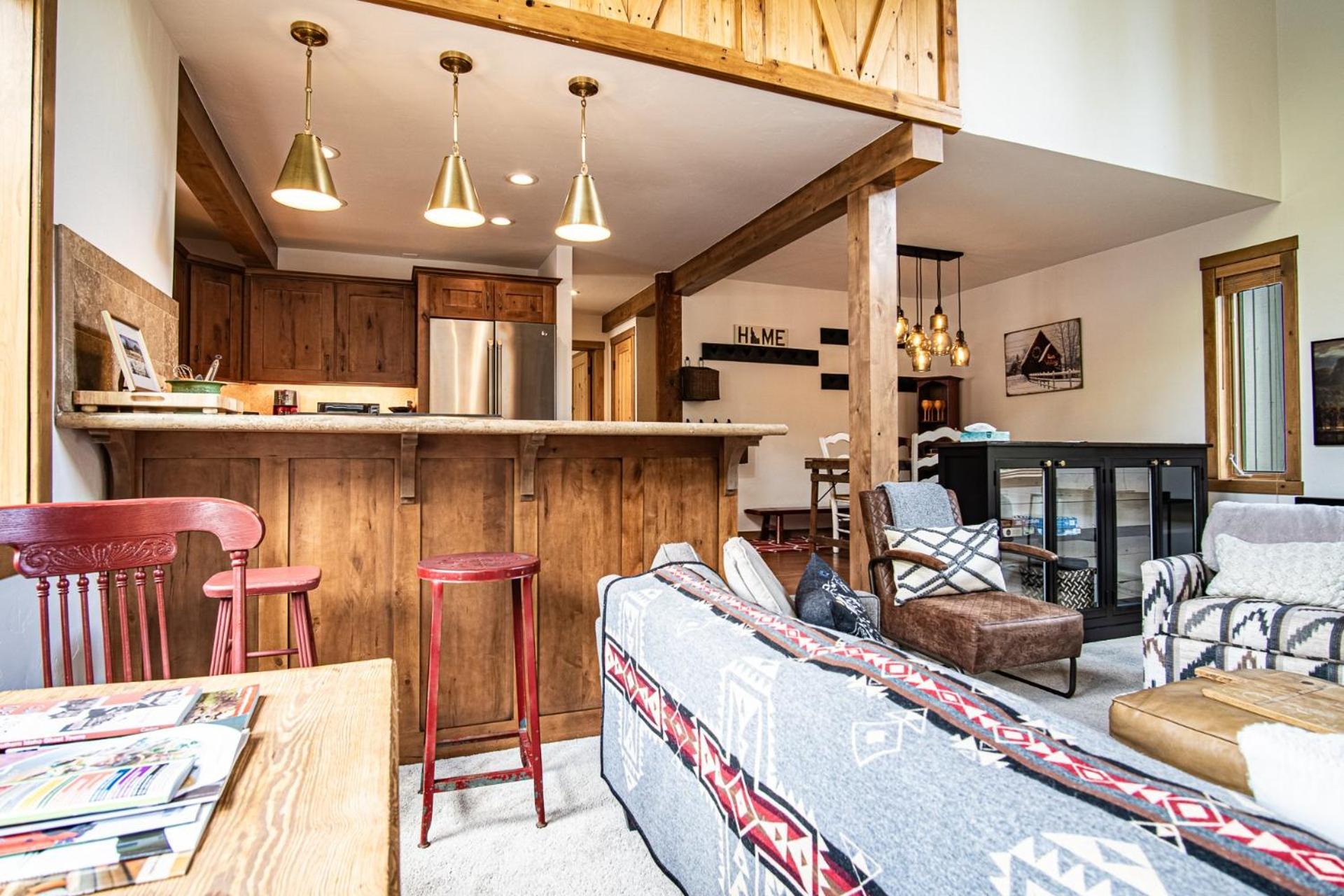 Warm Springs Condo - pool, hot tub, walk to ski lifts!
