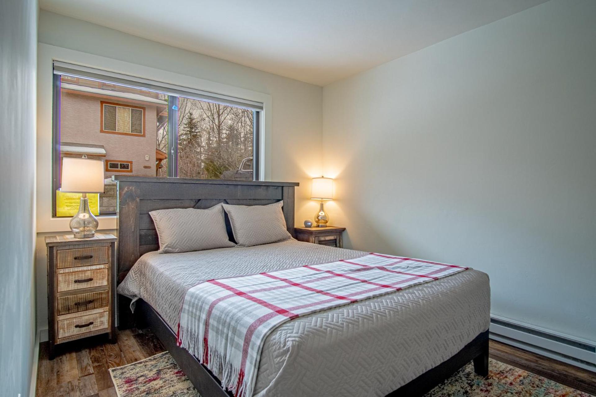 Warm Springs Retreat - Prime Location near Downtown & Ski Lifts