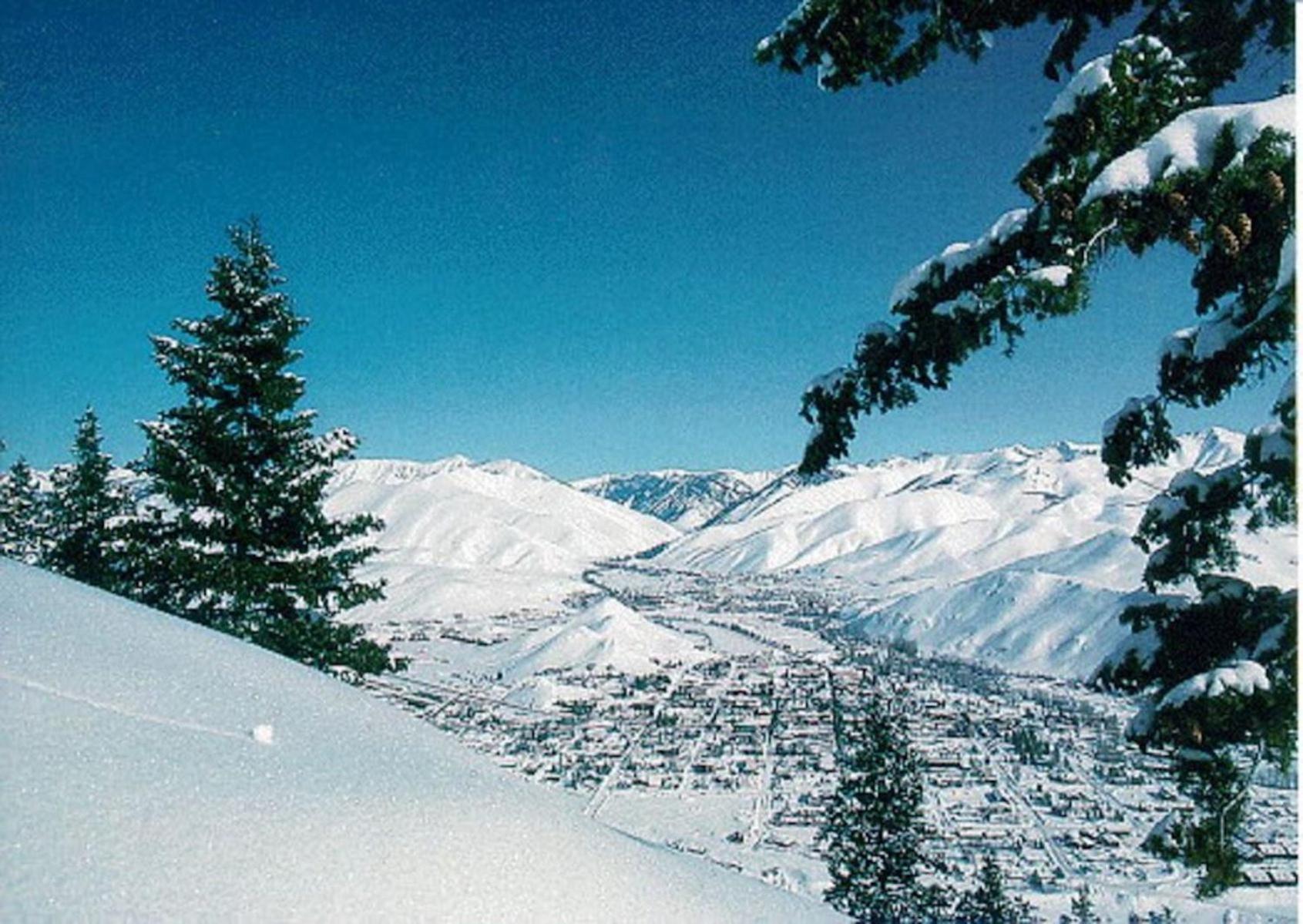 #215A-Great Location on the Bike/Ski path with garage: 10 minute Walk to Town & Lifts