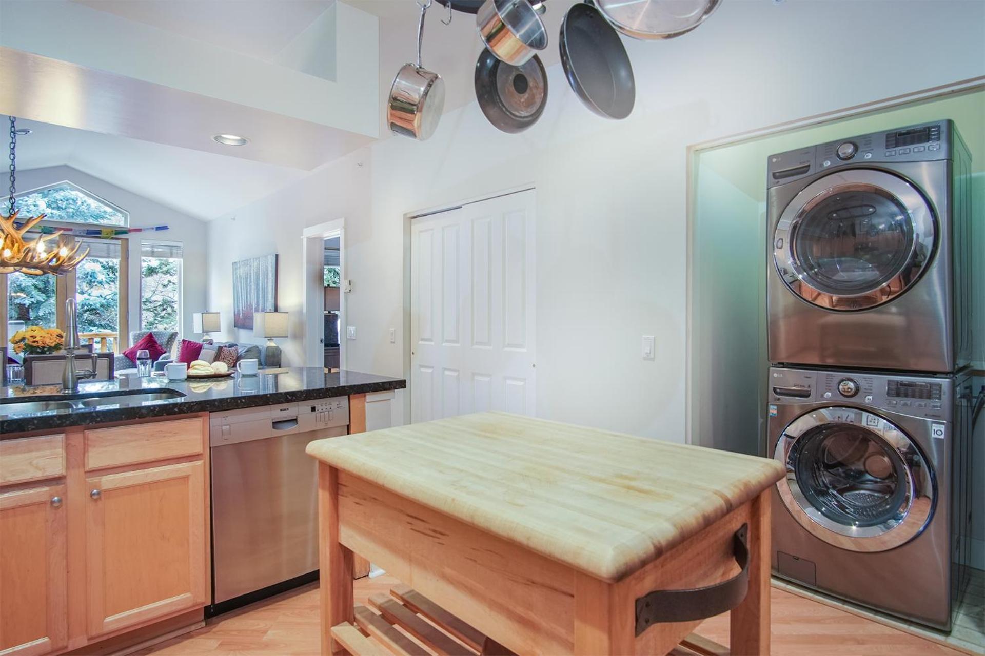 SnowStar Hideaway - Hot Tub, Gym, Walk to Ski Lift