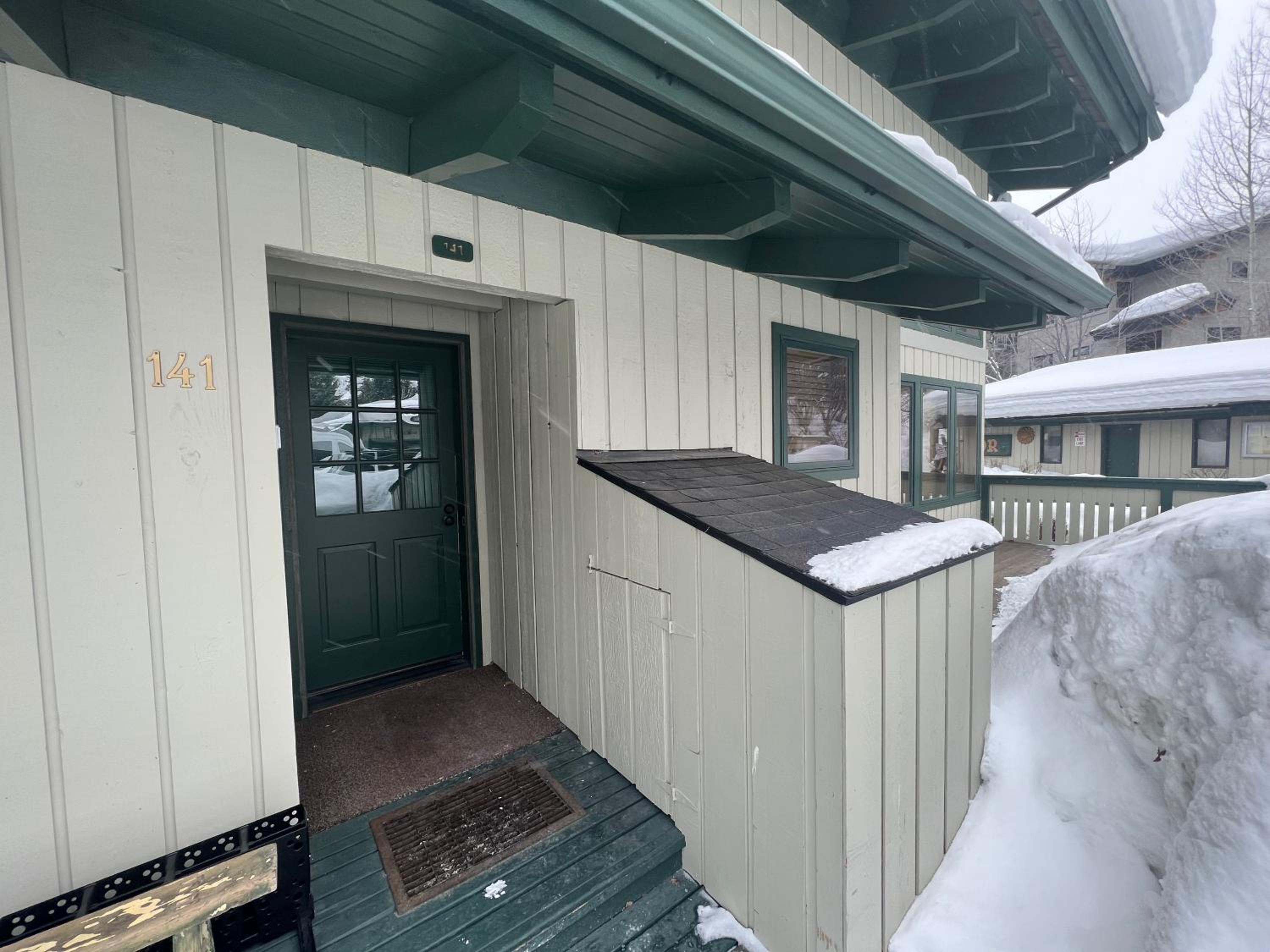 Warm Springs Condo - pool, hot tub, walk to ski lifts!