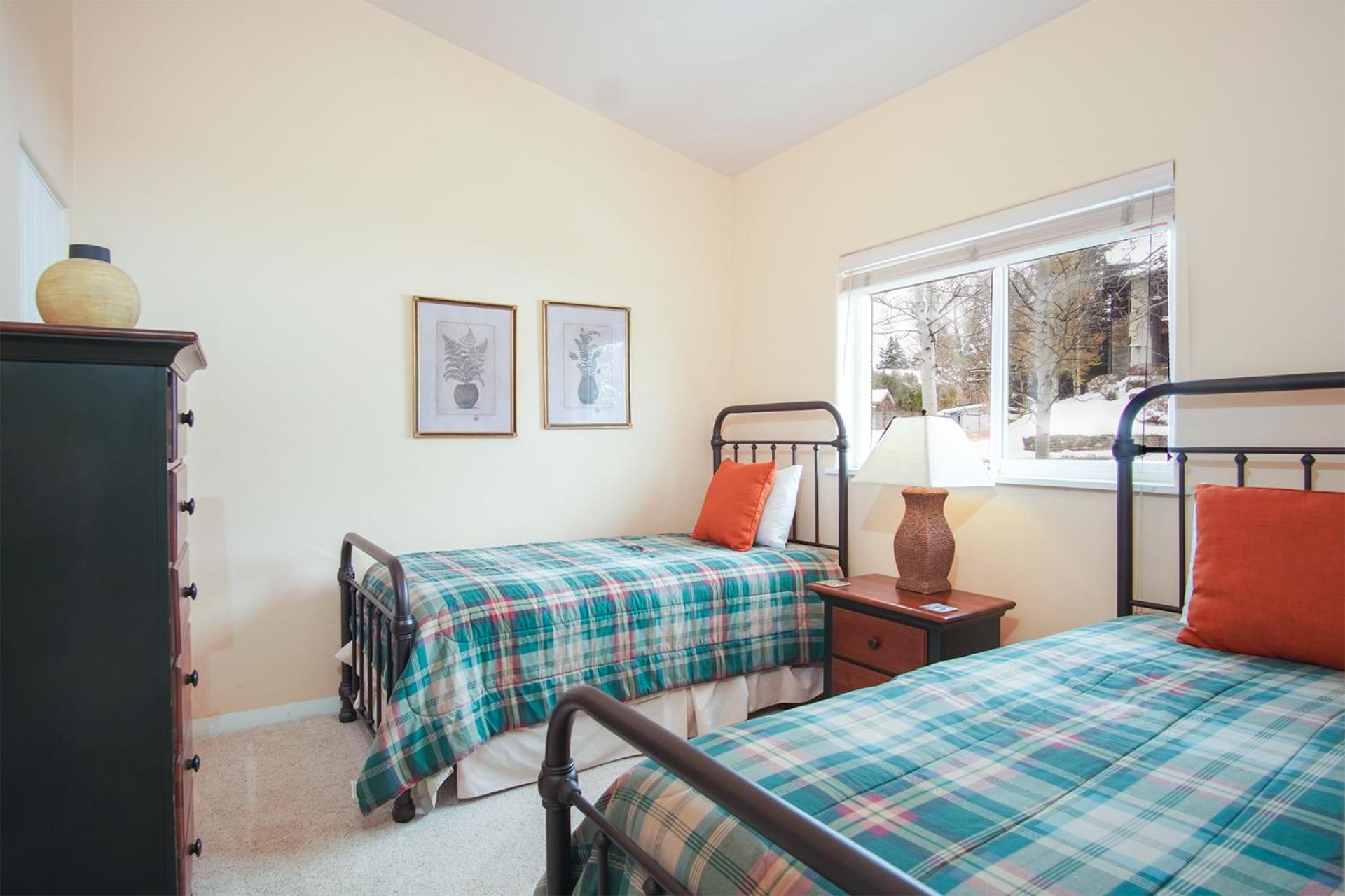 #215A-Great Location on the Bike/Ski path with garage: 10 minute Walk to Town & Lifts