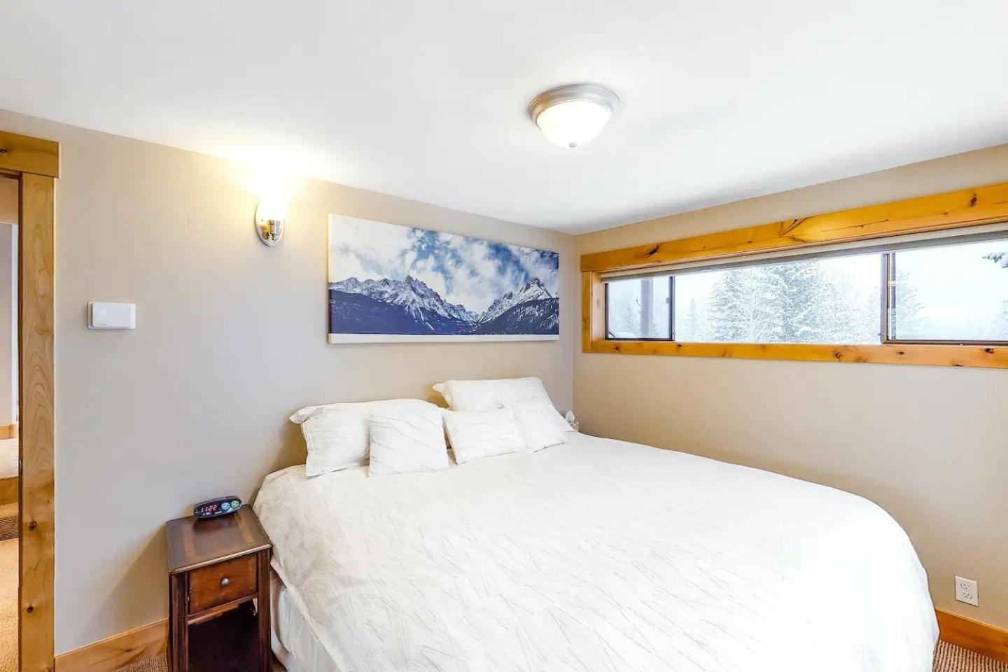 Corrock Style - Luxury Hot Tub Home near Ski Lifts & Downtown Ketchum!