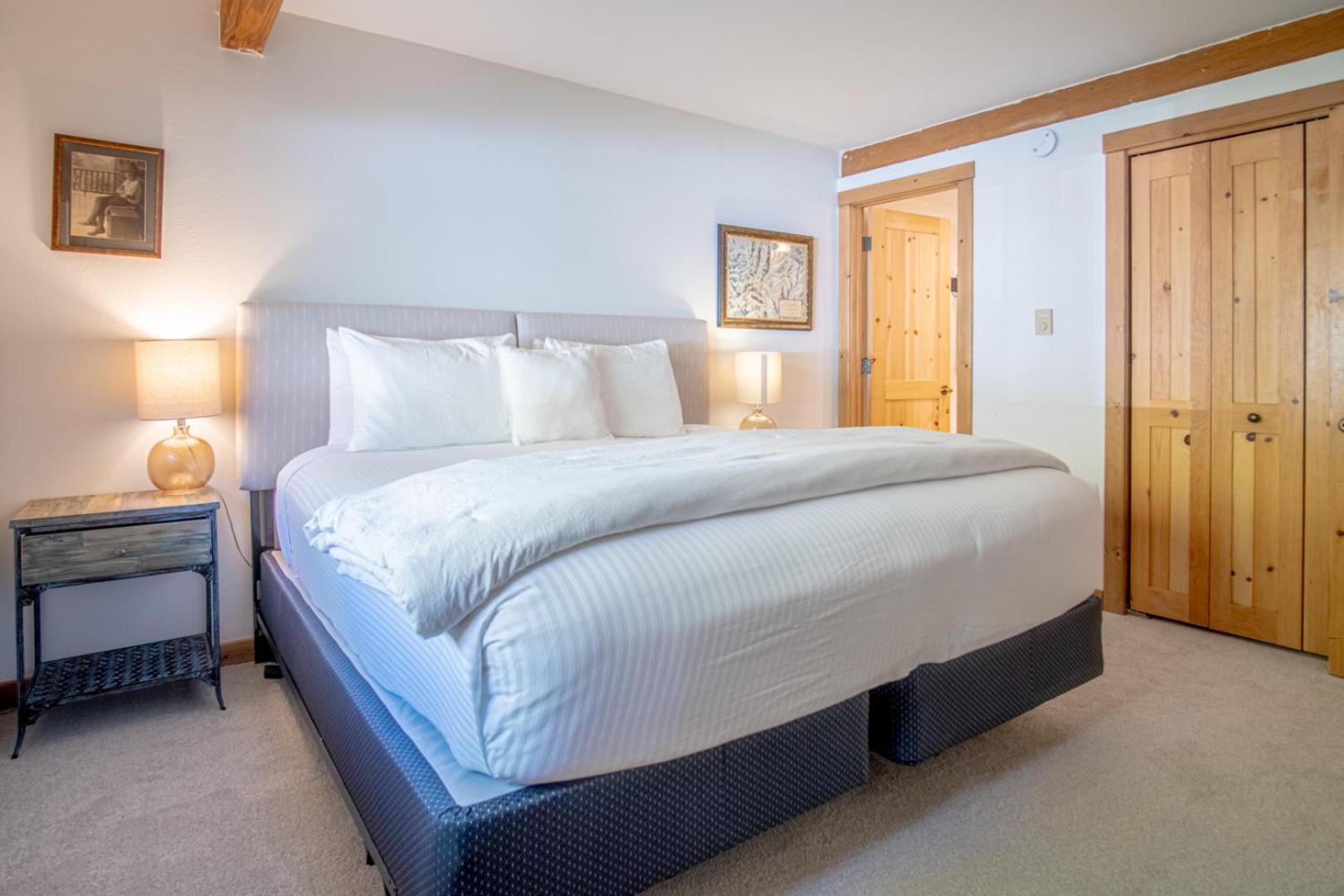 Warm Springs Condo - pool, hot tub, walk to ski lifts!