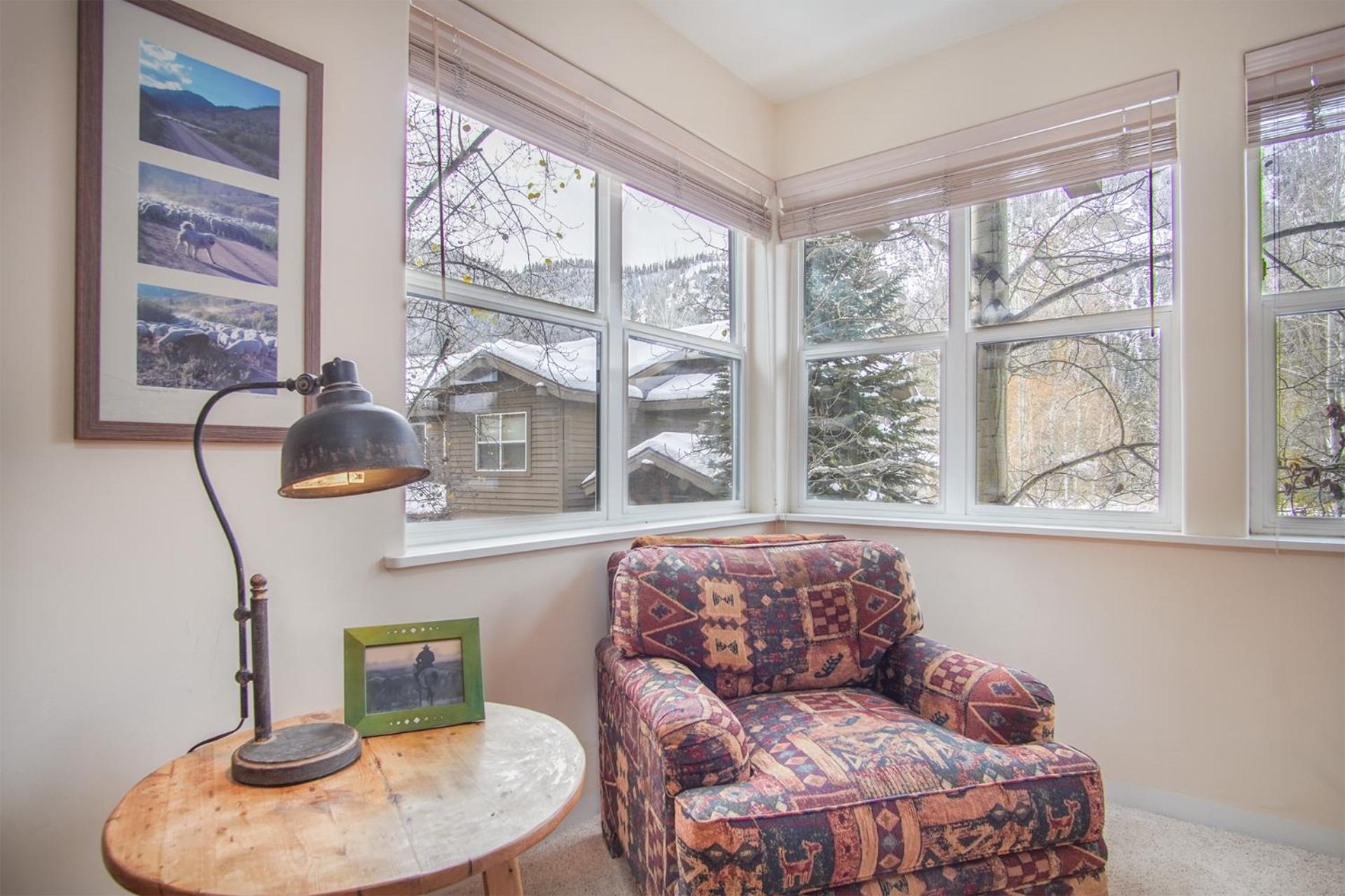 #215A-Great Location on the Bike/Ski path with garage: 10 minute Walk to Town & Lifts