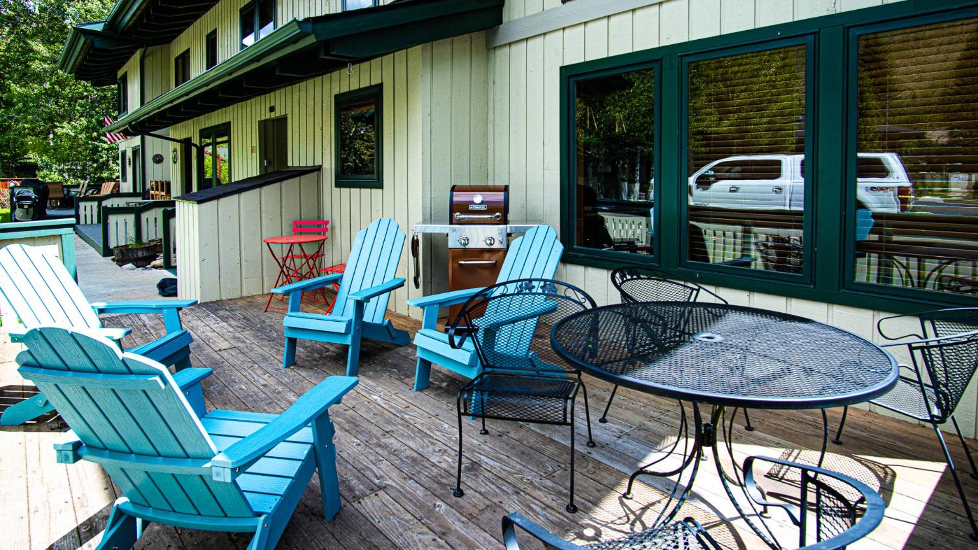 Warm Springs Condo - pool, hot tub, walk to ski lifts!