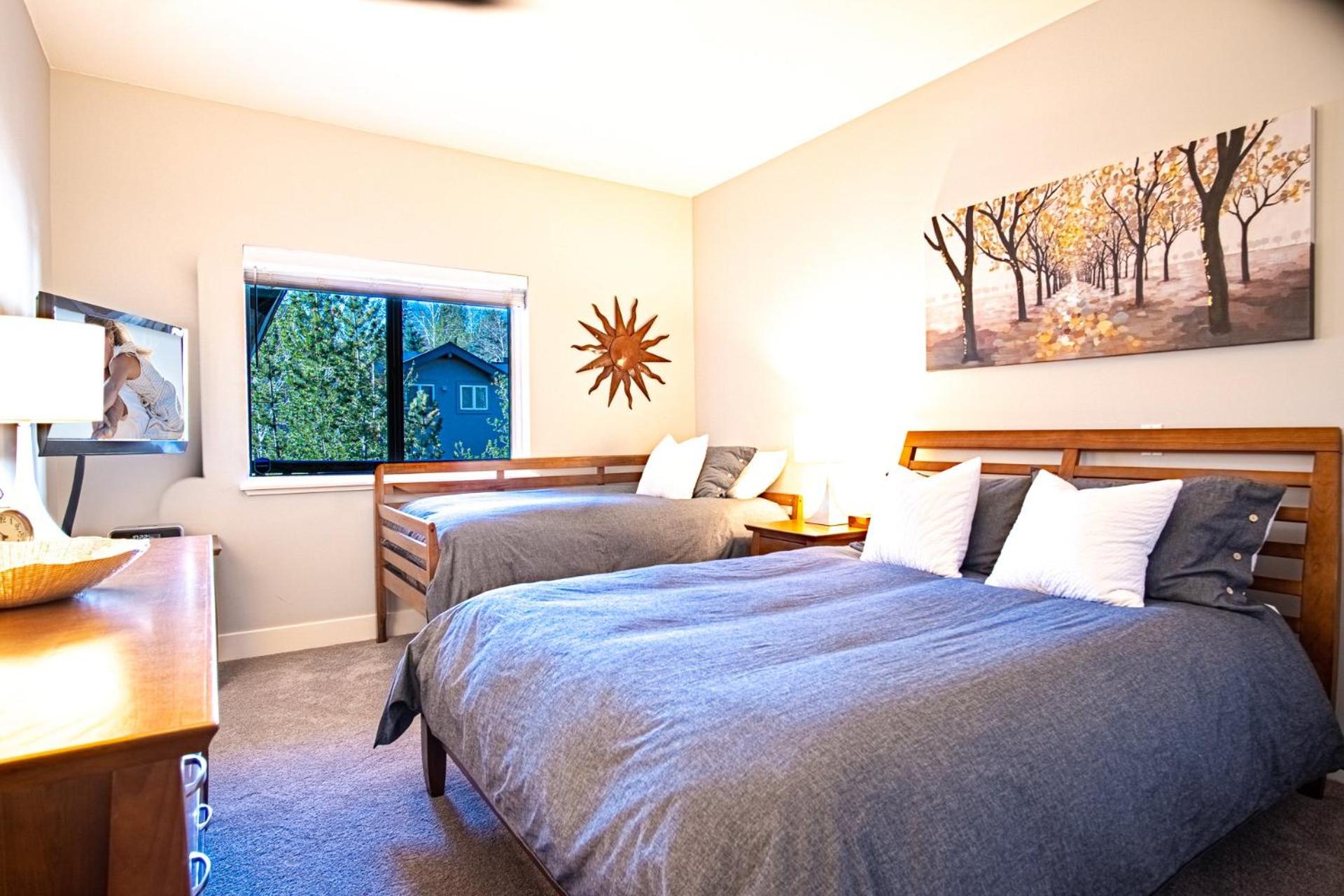 Snow Star Skylight - 3BD 3BA - Hot Tub, Gym, Walk to Ski!
